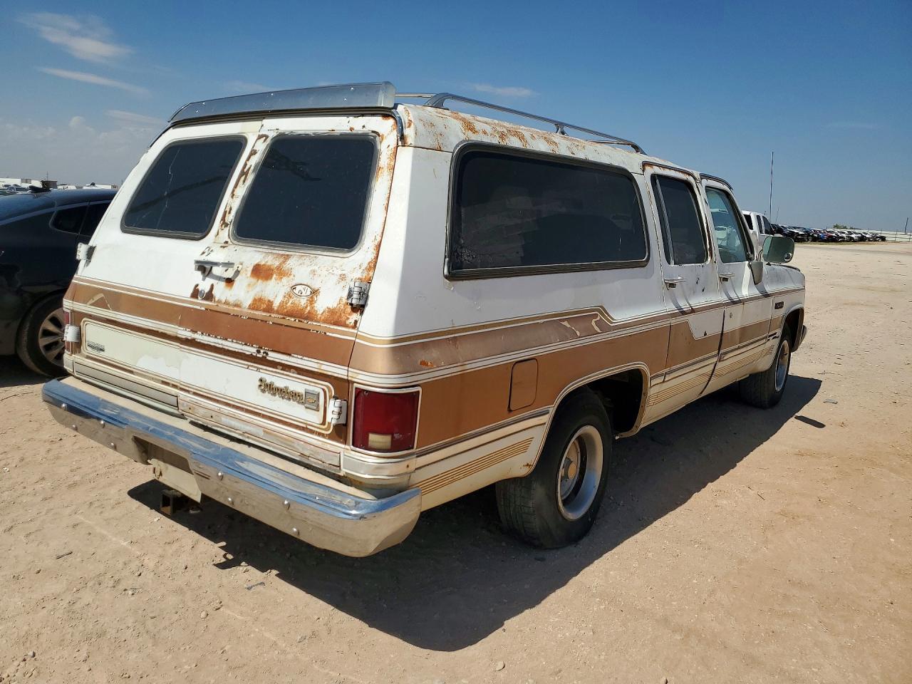 1988 Chevrolet Suburban Two Tone vin: 1GCER16K4JF116701