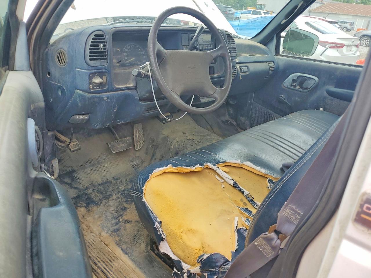 1995 Chev Silverado White vin: 1GCFC24H9SE283839