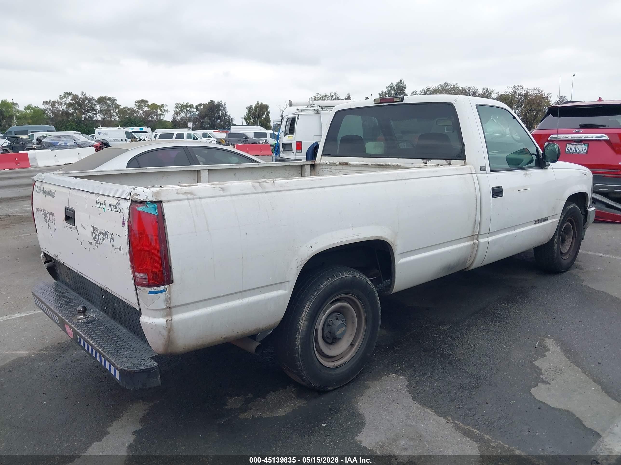 1995 Chevrolet Gmt-400 C2500 White vin: 1GCFC24K6SZ268302