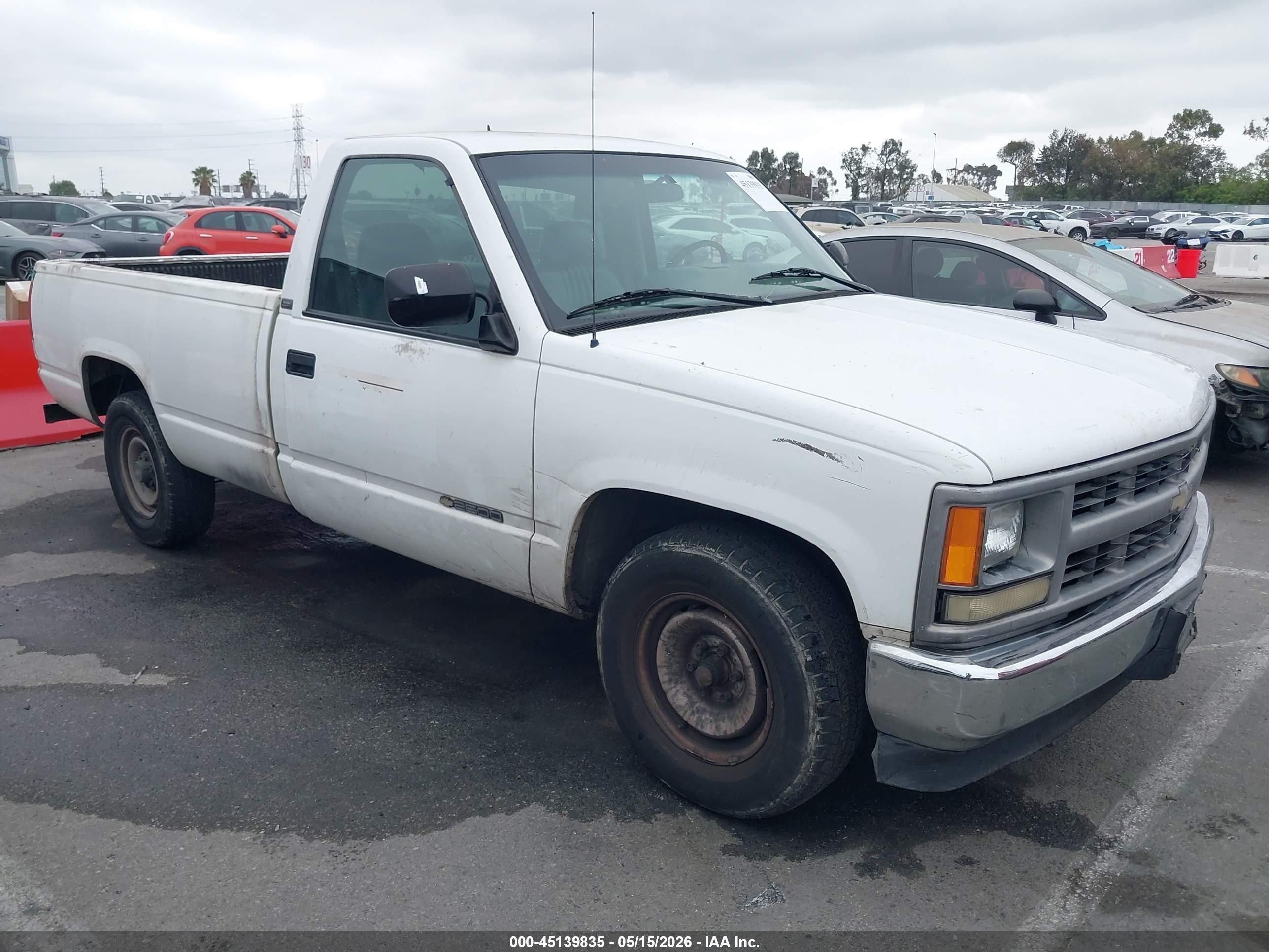 1995 Chevrolet Gmt-400 C2500 White vin: 1GCFC24K6SZ268302