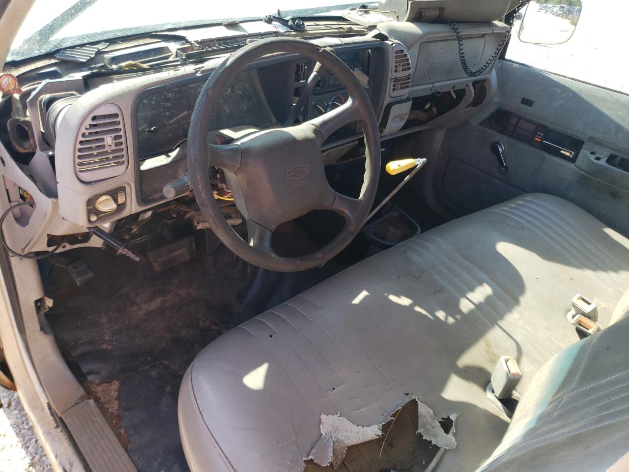 1998 Chevrolet Gmt-400 C2500 White vin: 1GCFC24M2WZ196442