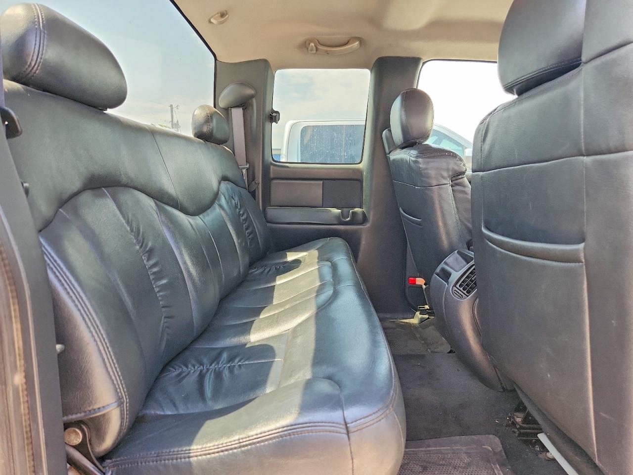 1999 Chevrolet Silverado C2500 White vin: 1GCFC29U5XZ179936