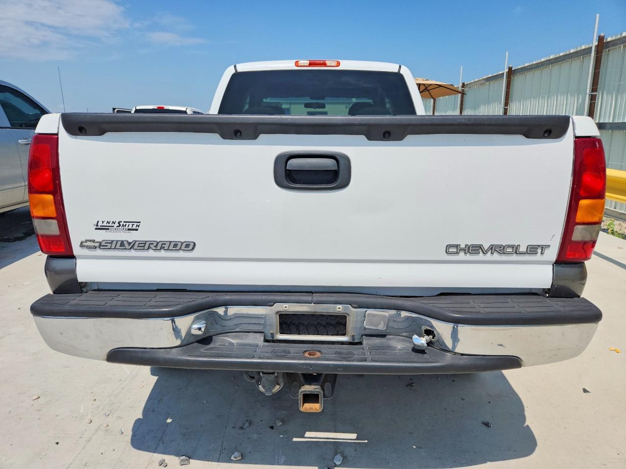 1999 Chevrolet Silverado C2500 White vin: 1GCFC29U5XZ179936