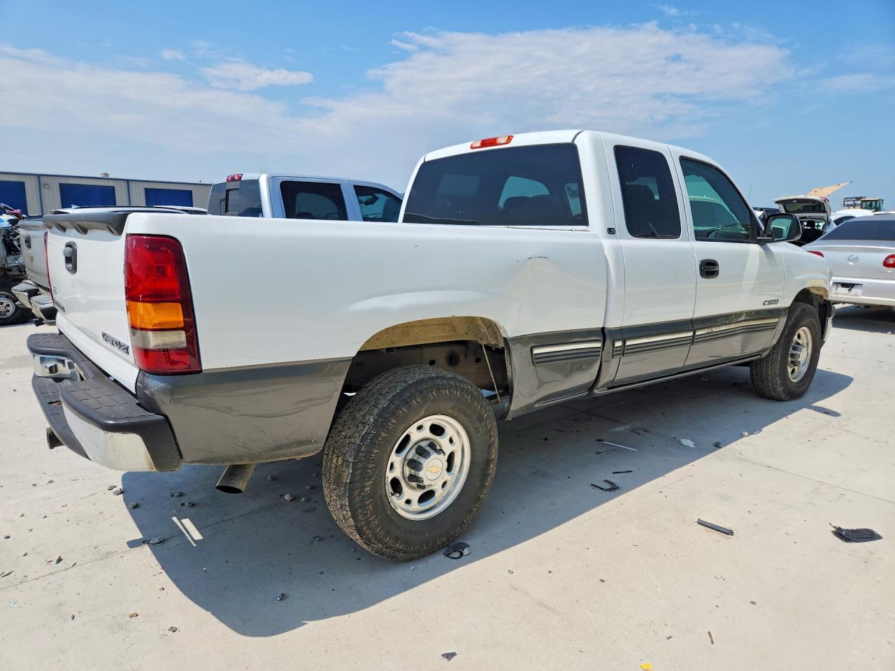 1999 Chevrolet Silverado C2500 White vin: 1GCFC29U5XZ179936