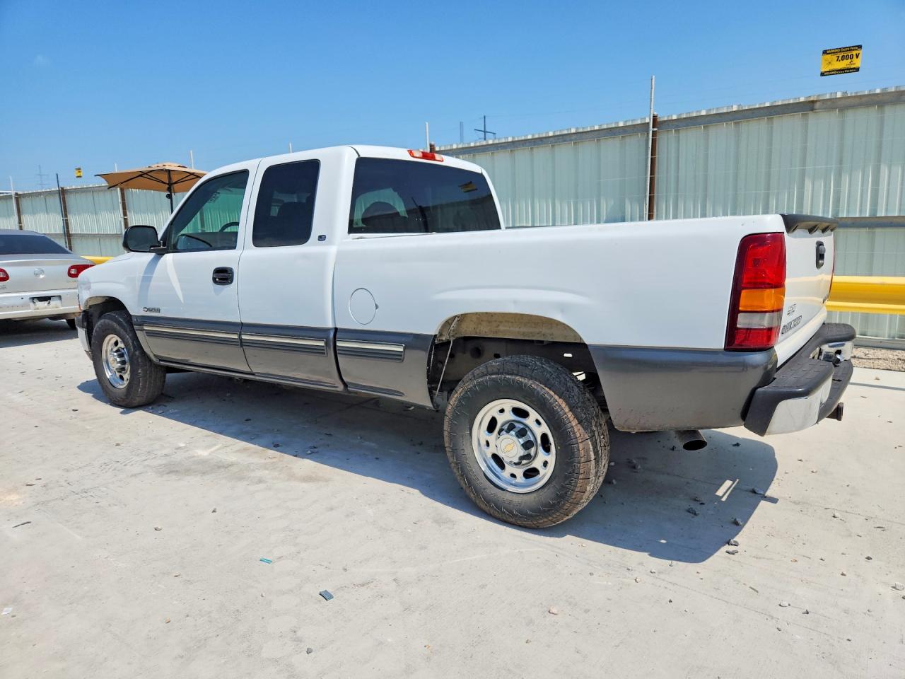 1999 Chevrolet Silverado C2500 White vin: 1GCFC29U5XZ179936