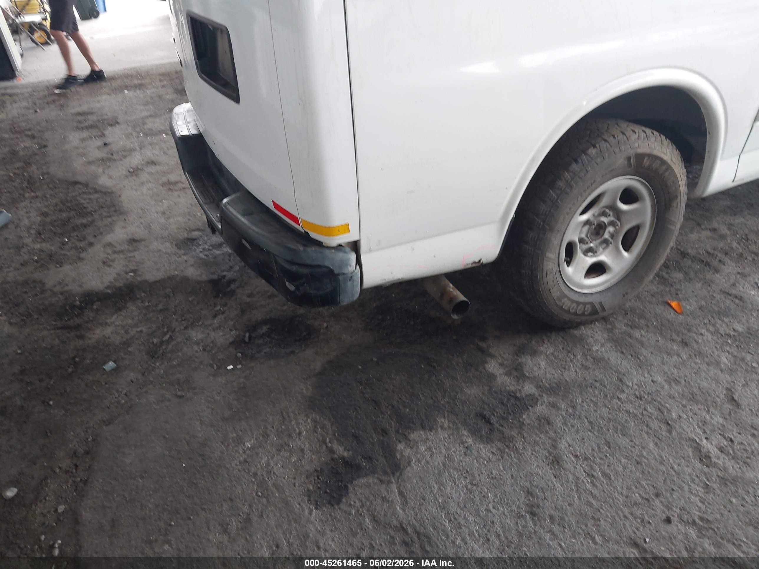 2008 Chevrolet Express Work Van Белый vin: 1GCFG154681204881