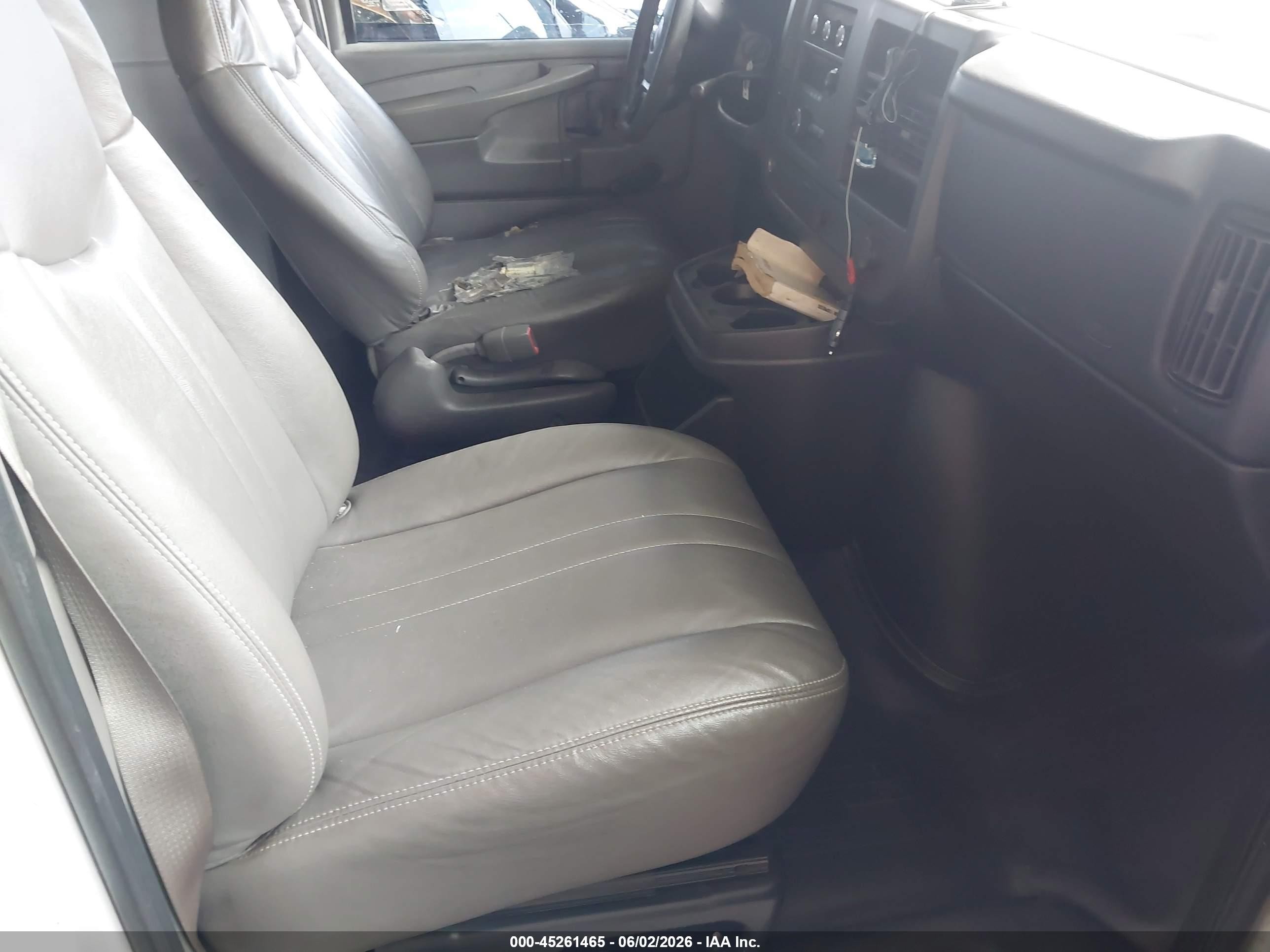 2008 Chevrolet Express Work Van Белый vin: 1GCFG154681204881