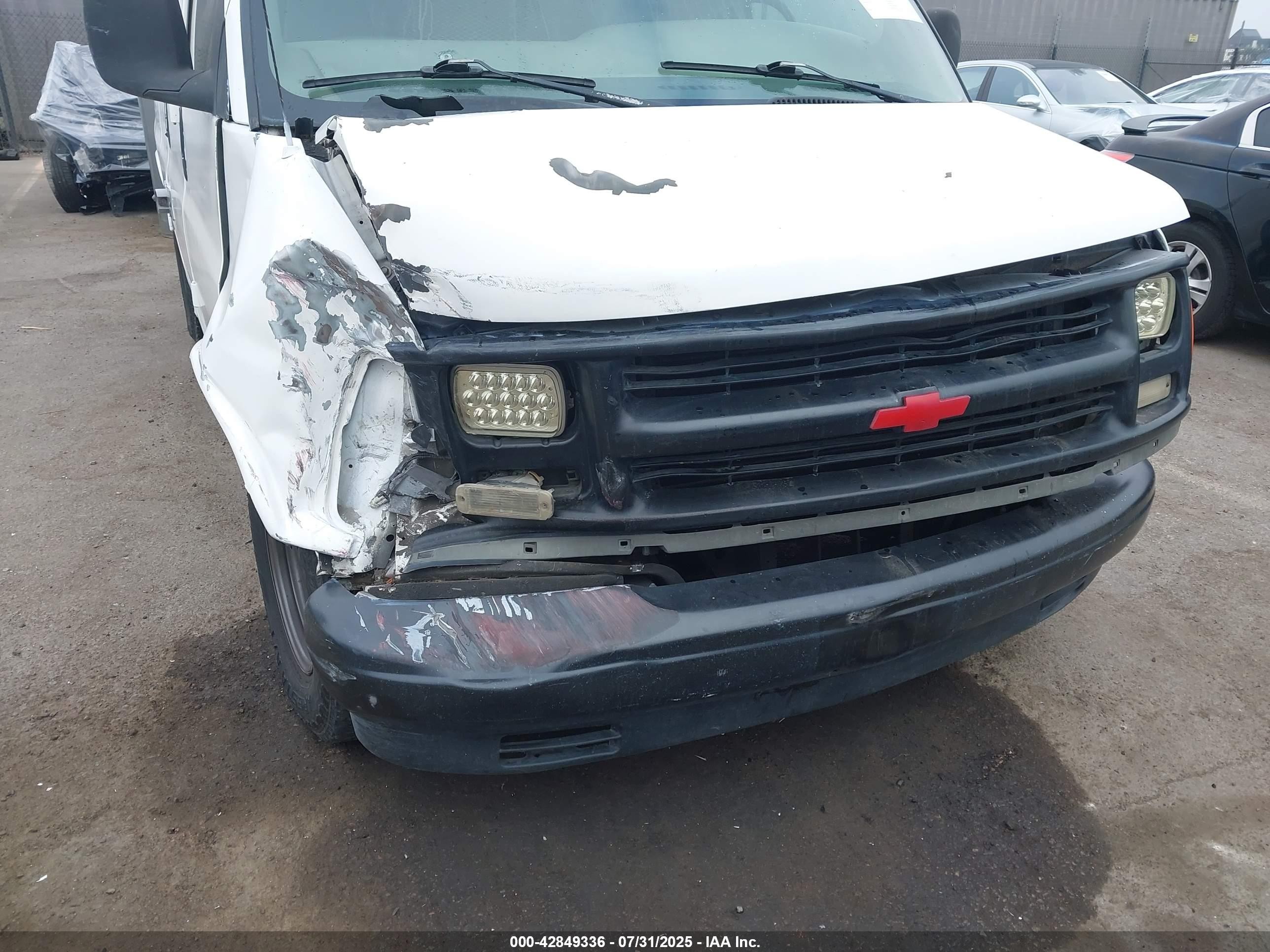 2000 Chevrolet Express   White vin: 1GCFG15M2Y1258520
