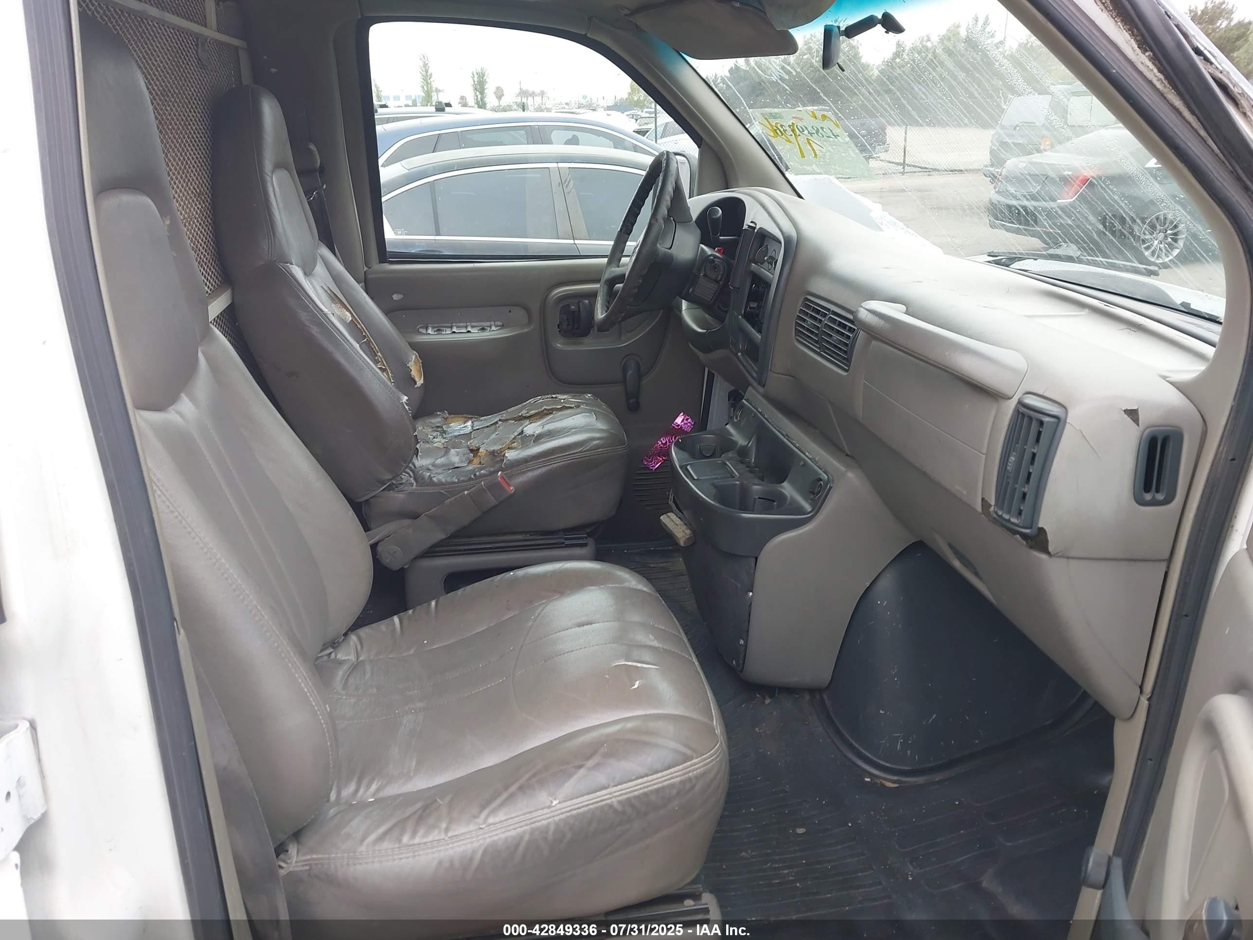 2000 Chevrolet Express   White vin: 1GCFG15M2Y1258520