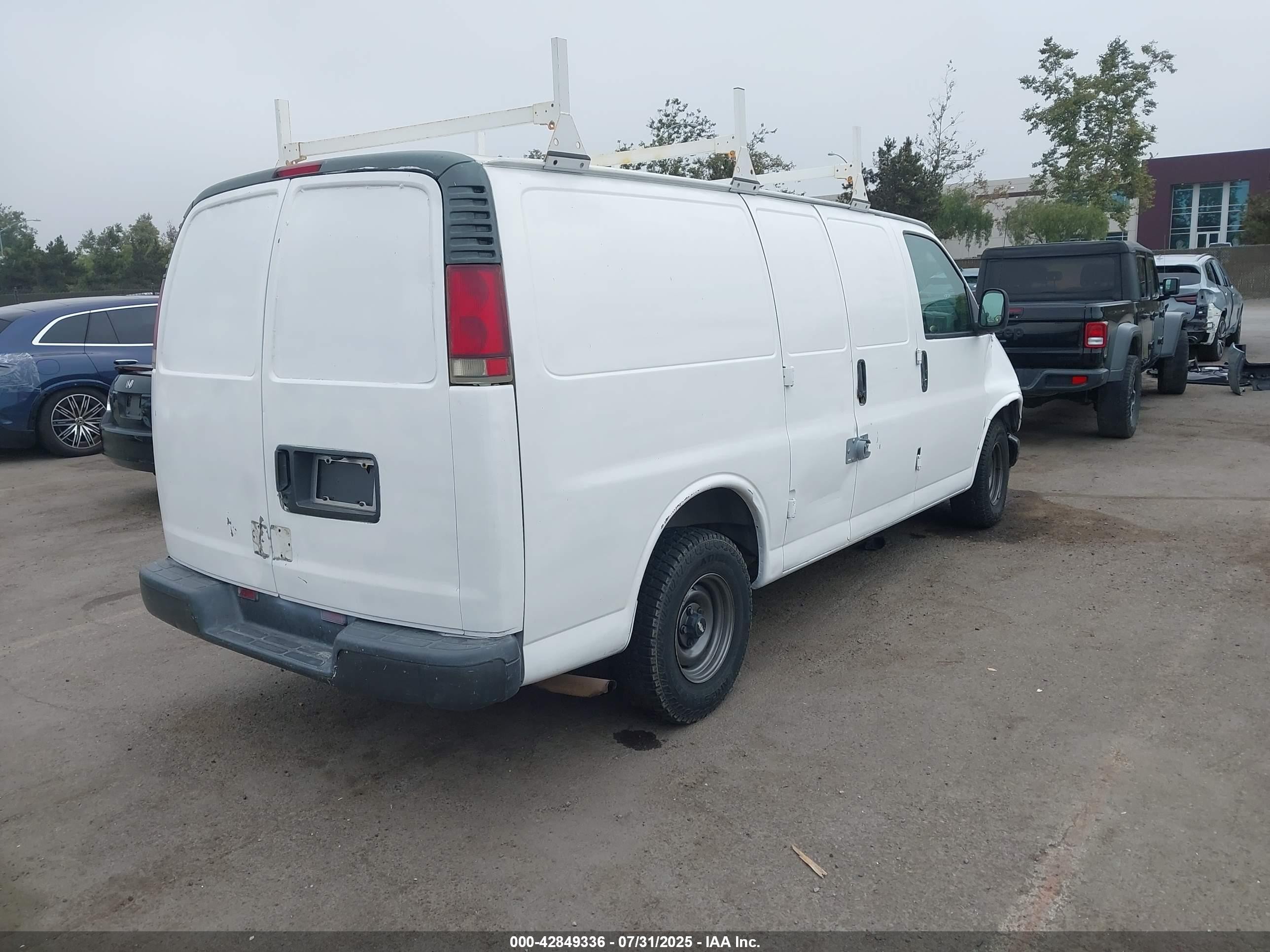 2000 Chevrolet Express   White vin: 1GCFG15M2Y1258520