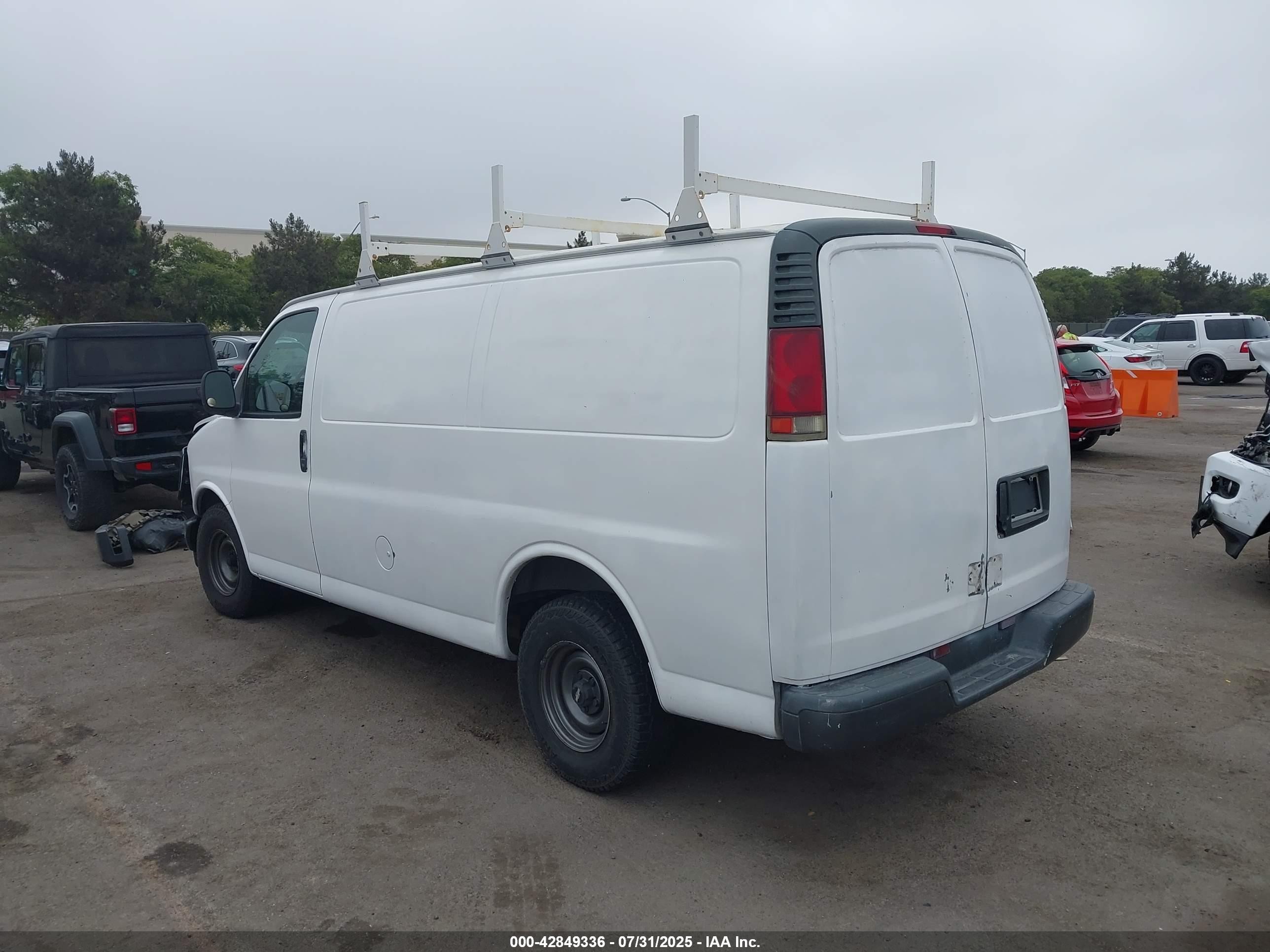 2000 Chevrolet Express   White vin: 1GCFG15M2Y1258520