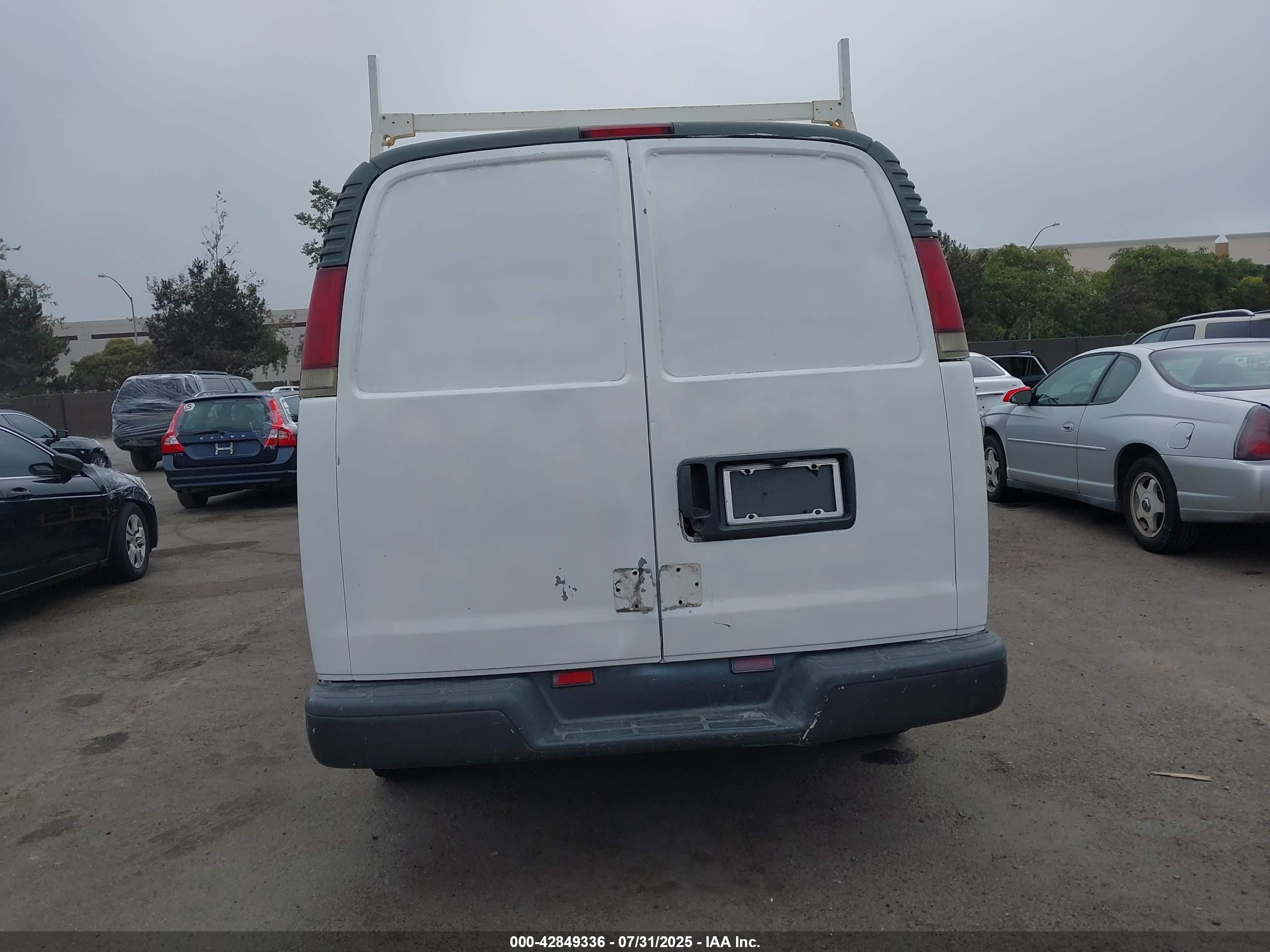 2000 Chevrolet Express   White vin: 1GCFG15M2Y1258520