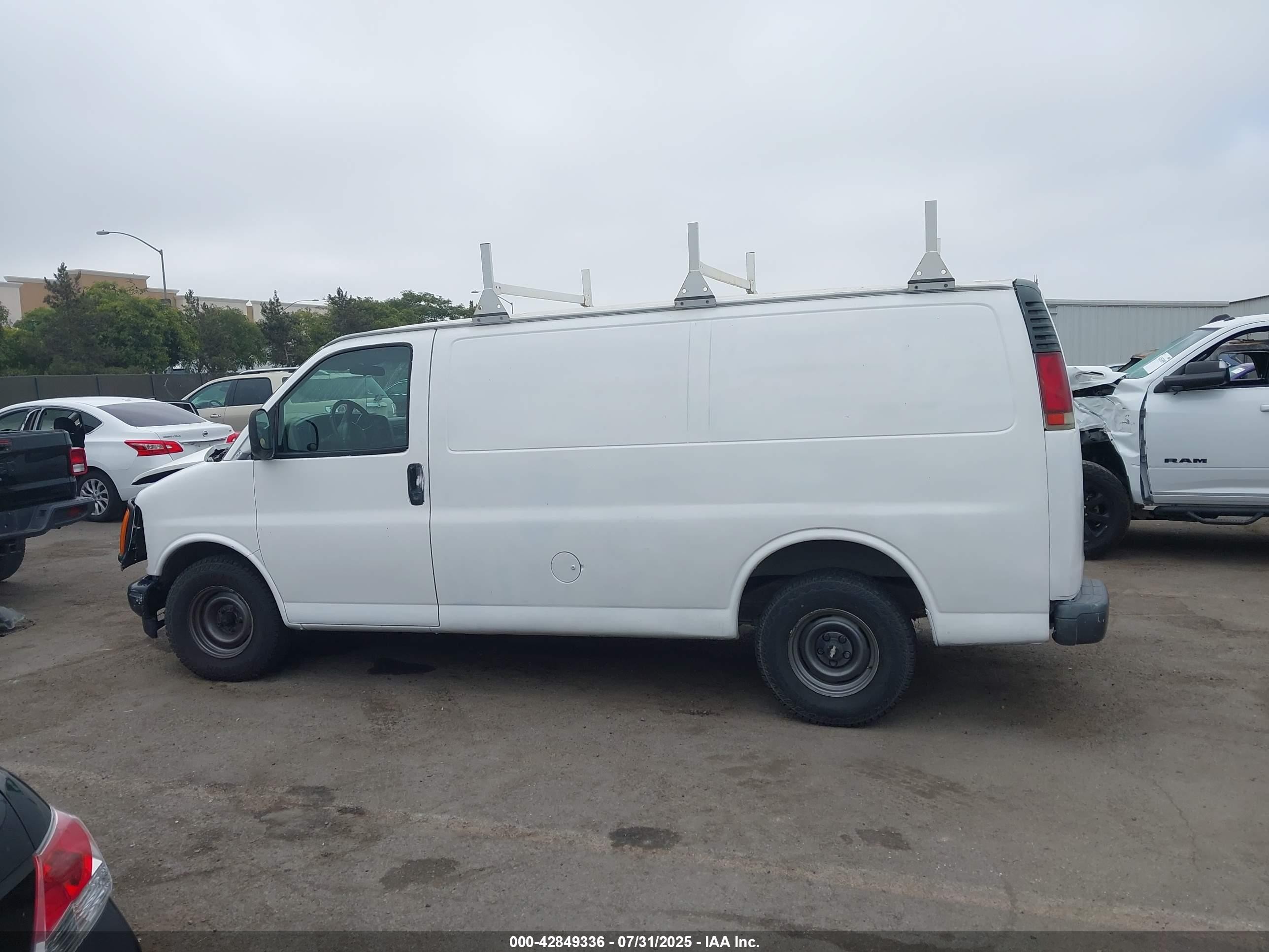 2000 Chevrolet Express   White vin: 1GCFG15M2Y1258520