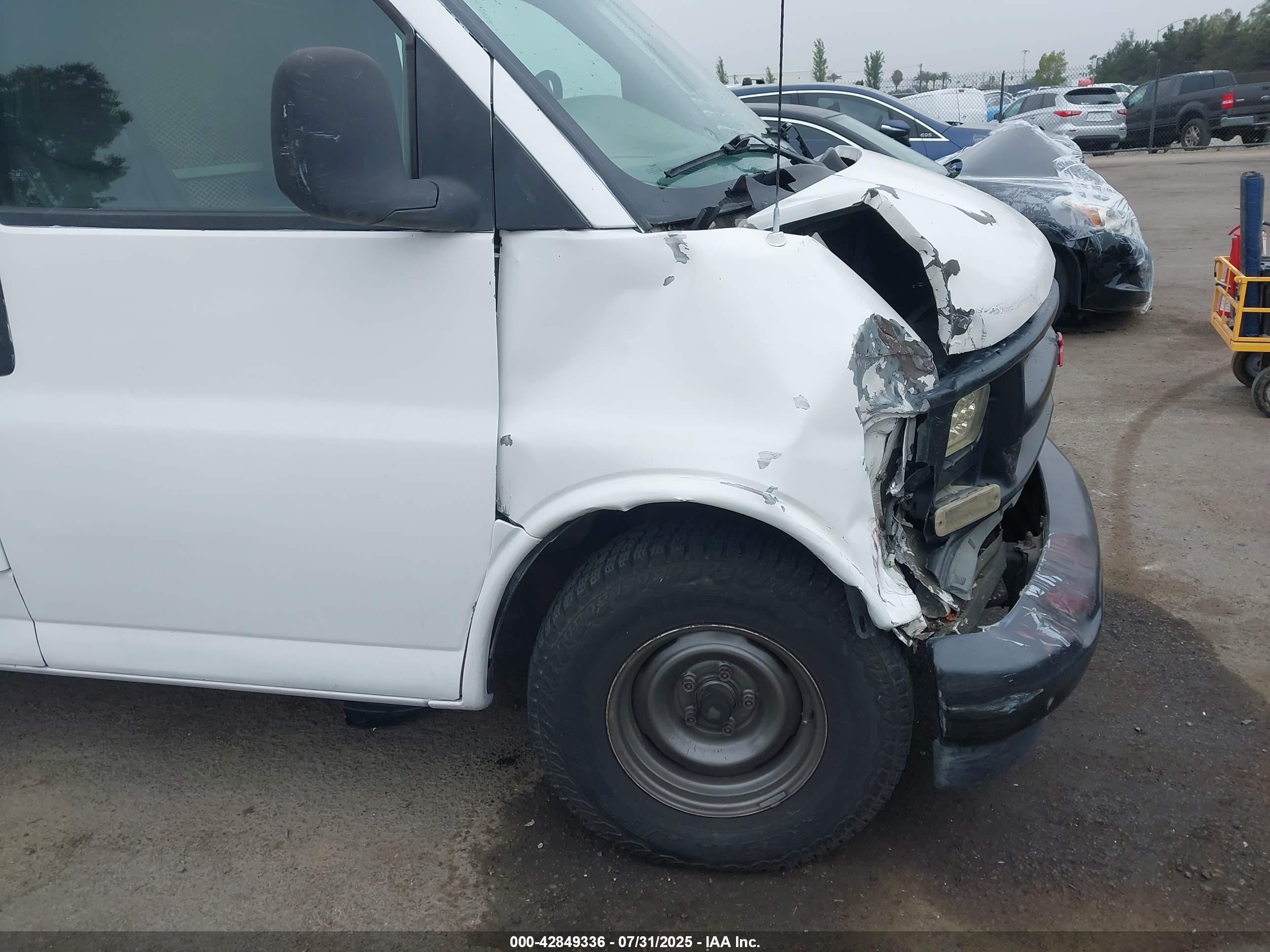 2000 Chevrolet Express   White vin: 1GCFG15M2Y1258520
