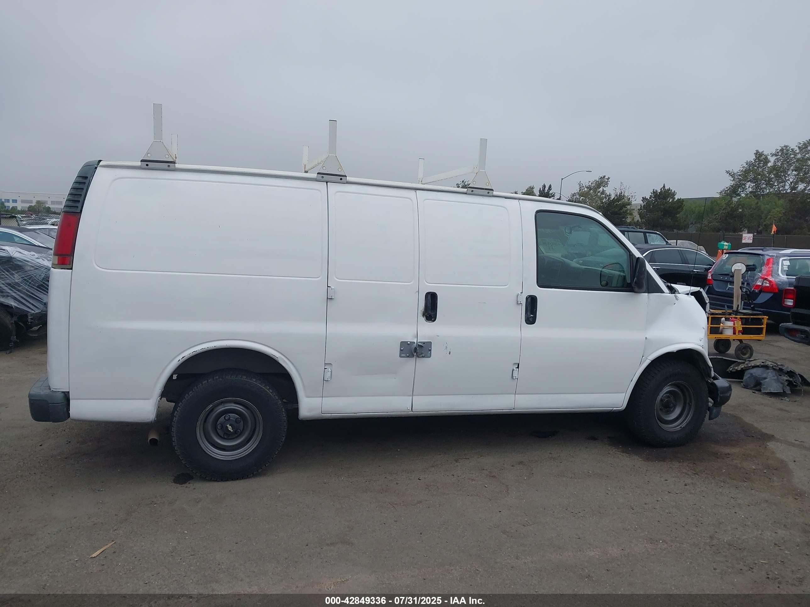 2000 Chevrolet Express   White vin: 1GCFG15M2Y1258520