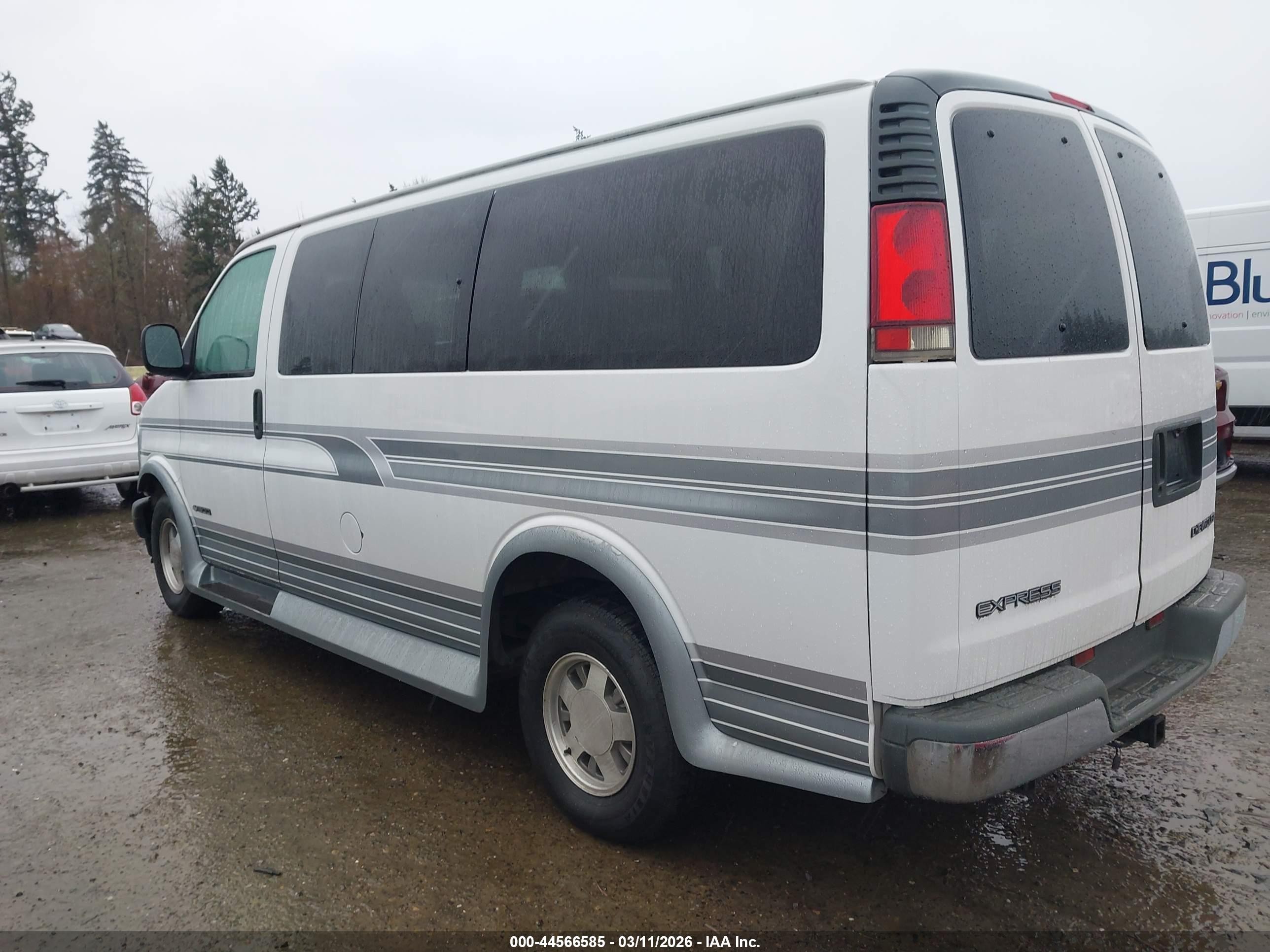 1999 Chevrolet Express   White vin: 1GCFG15R0X1082948