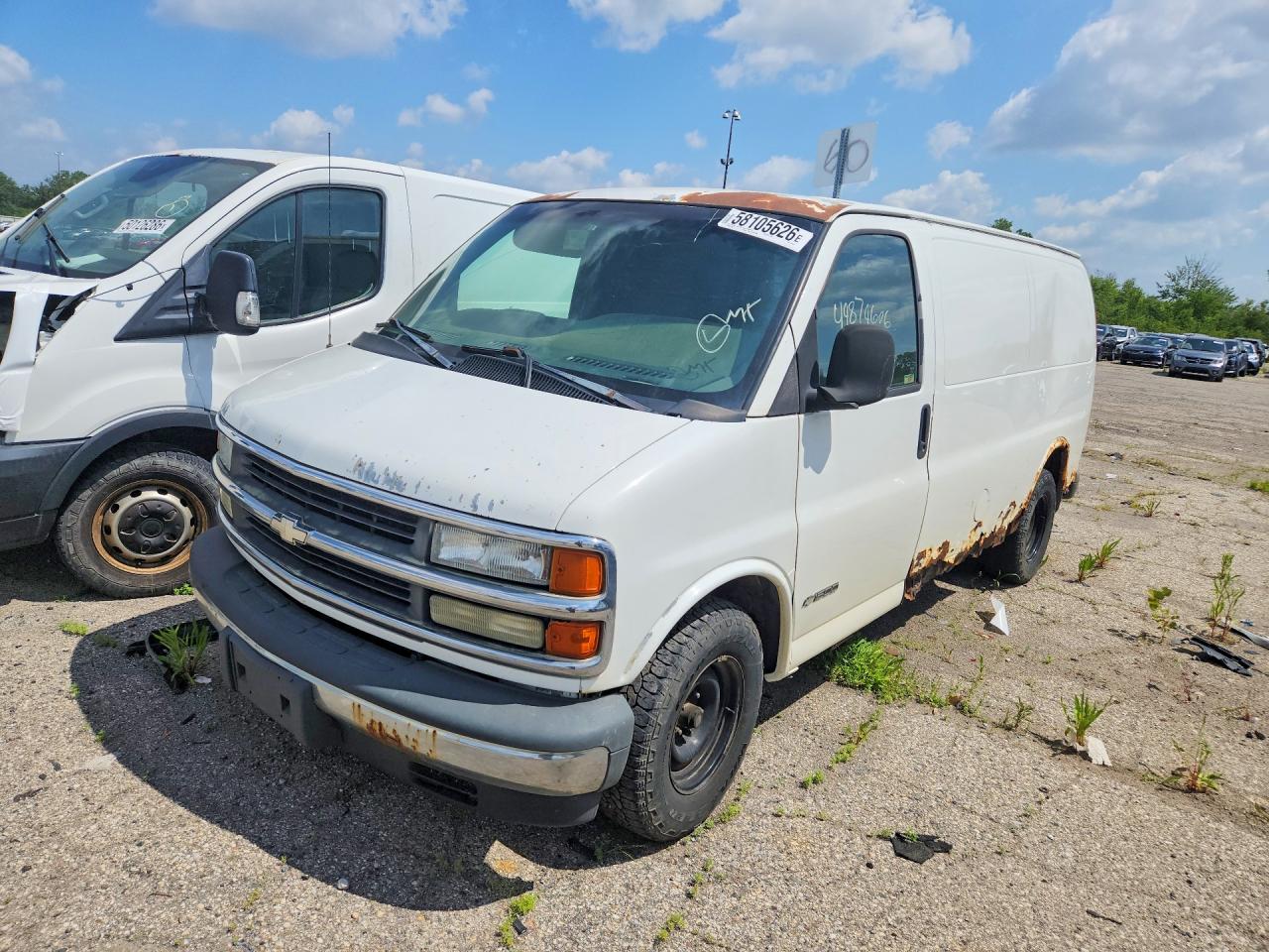 2002 Chevrolet Express White vin: 1GCFG15R121183618