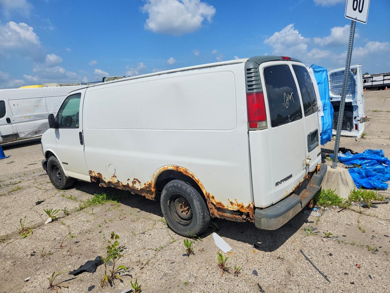 2002 Chevrolet Express White vin: 1GCFG15R121183618