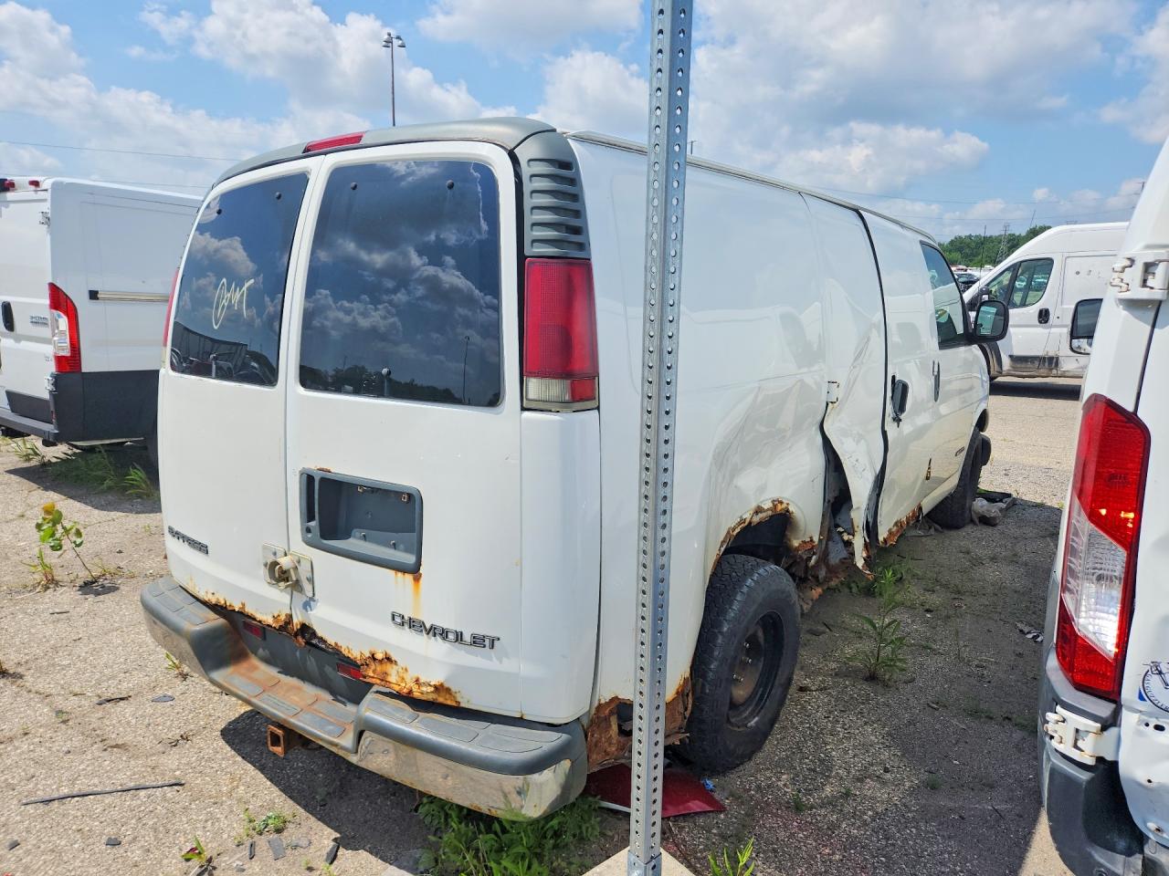 2002 Chevrolet Express White vin: 1GCFG15R121183618