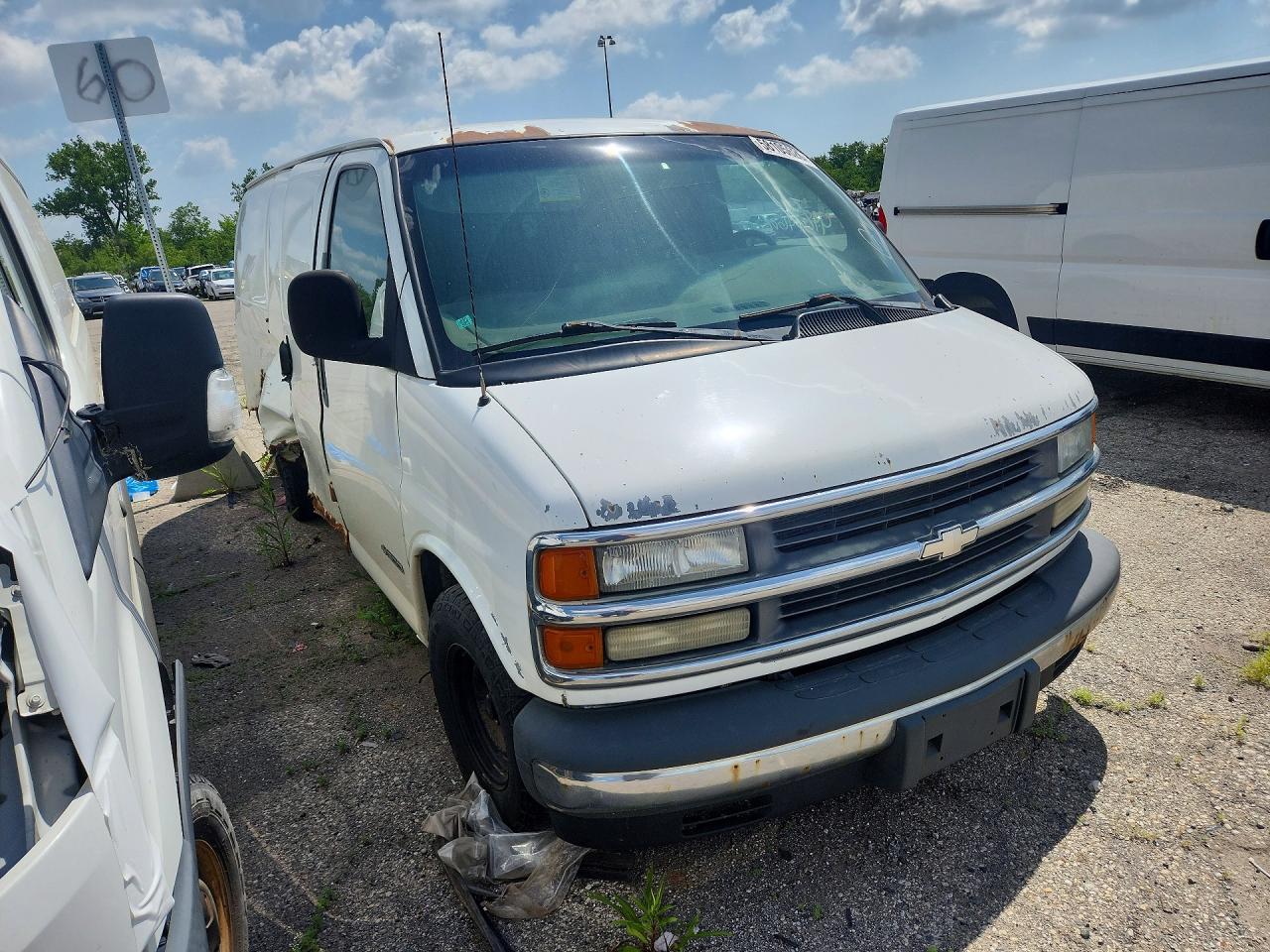 2002 Chevrolet Express White vin: 1GCFG15R121183618