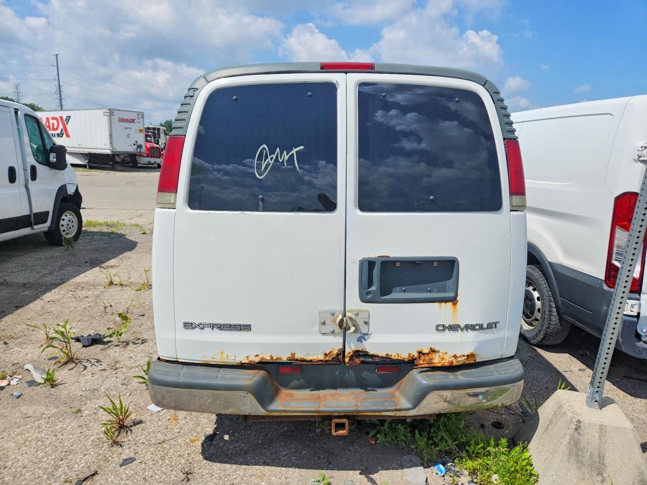2002 Chevrolet Express White vin: 1GCFG15R121183618