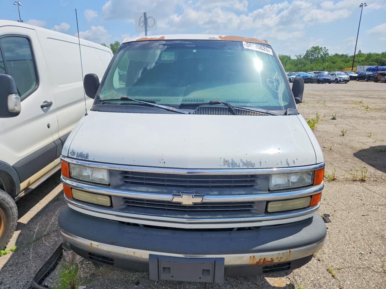 2002 Chevrolet Express White vin: 1GCFG15R121183618