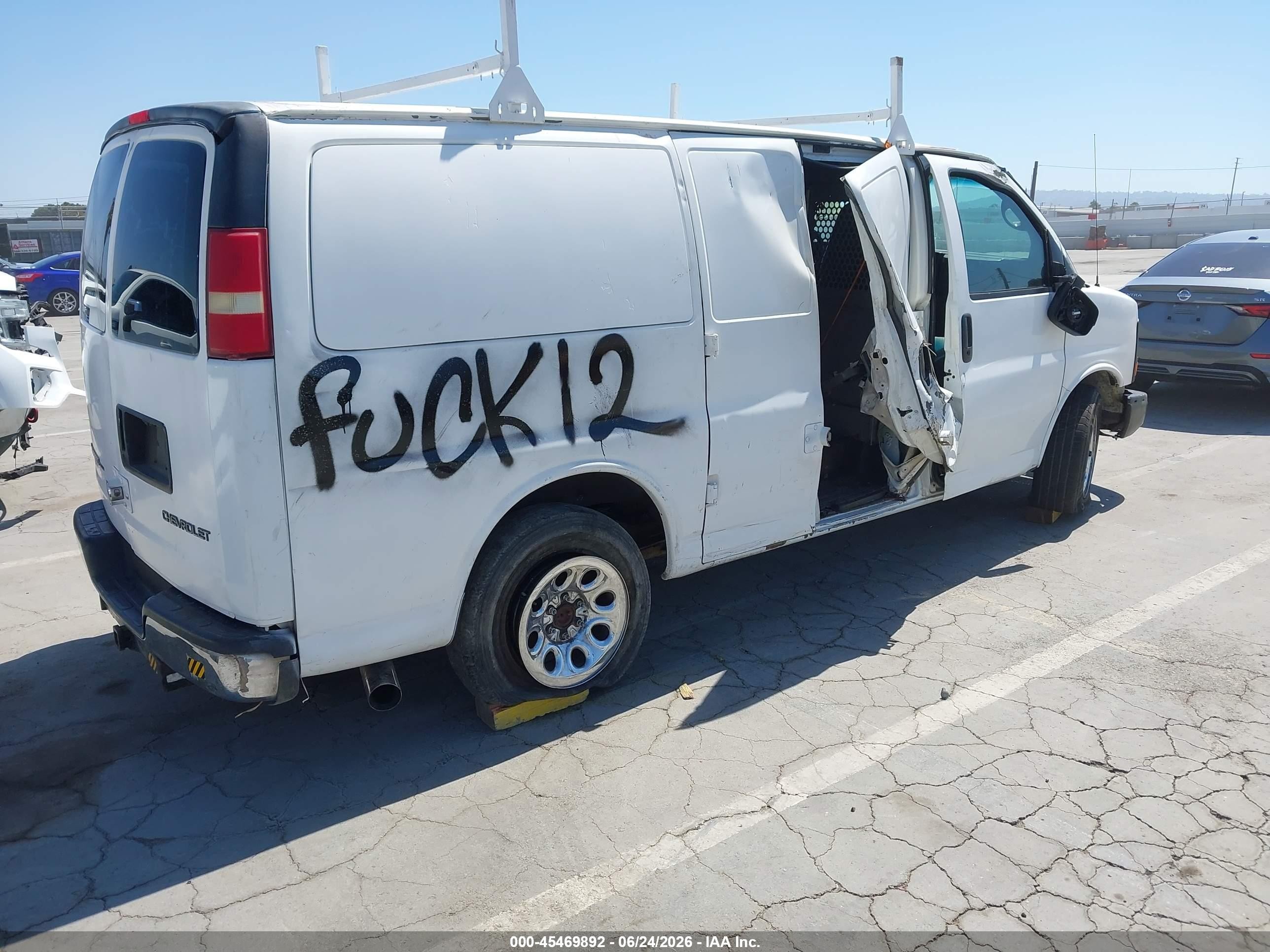 2004 Chevrolet Express   White vin: 1GCFG15T041126521