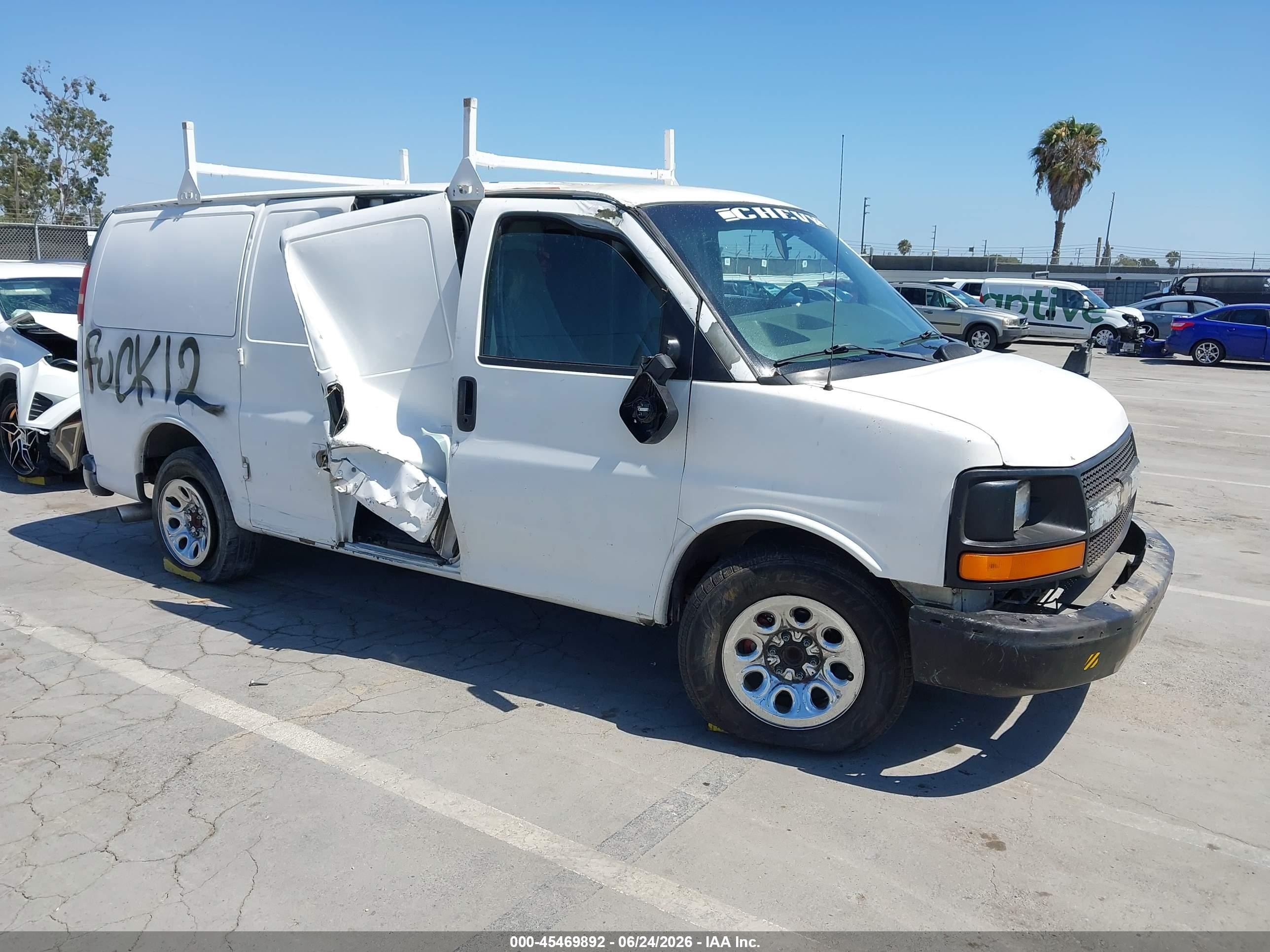 2004 Chevrolet Express   White vin: 1GCFG15T041126521