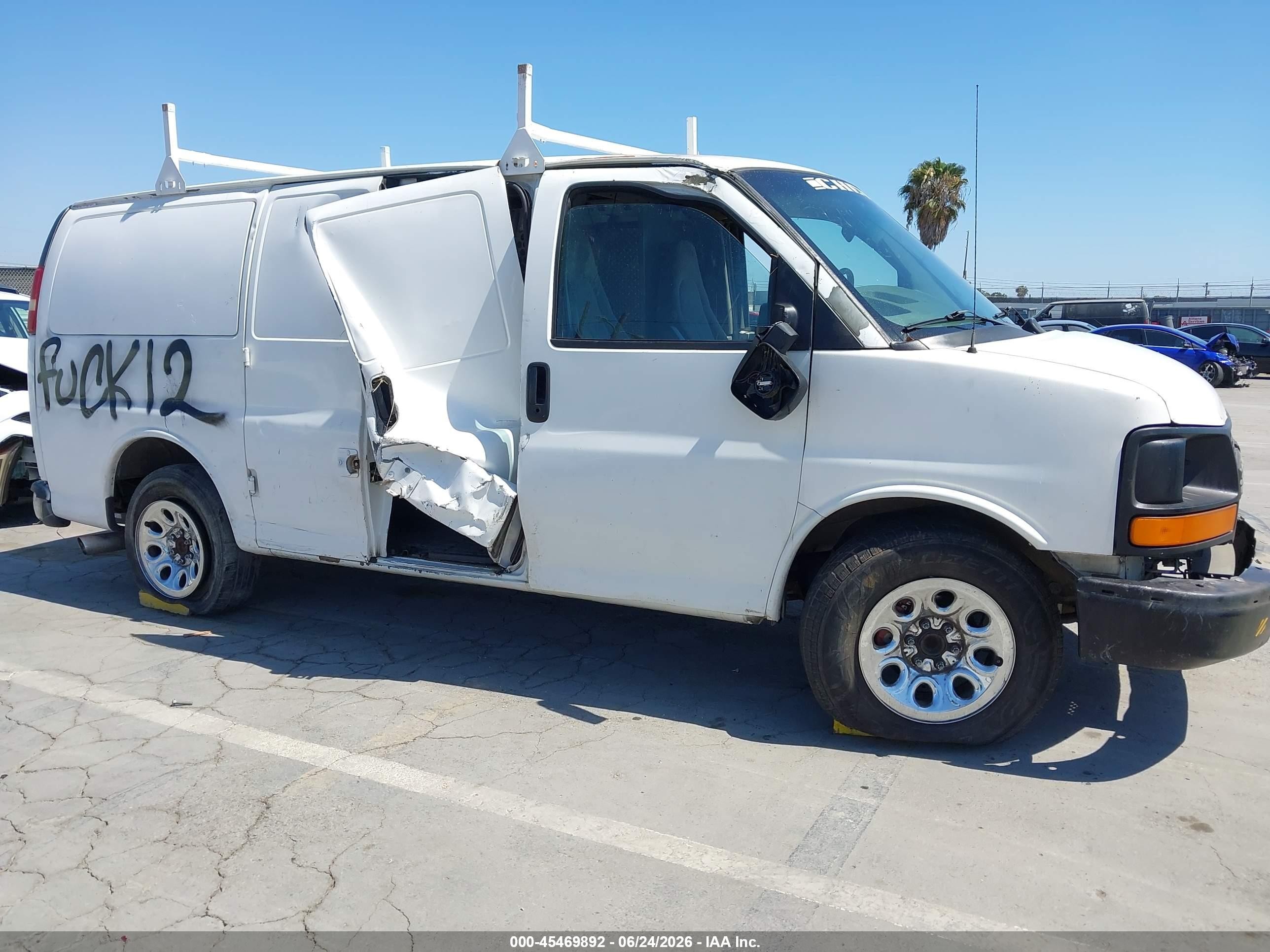 2004 Chevrolet Express   White vin: 1GCFG15T041126521