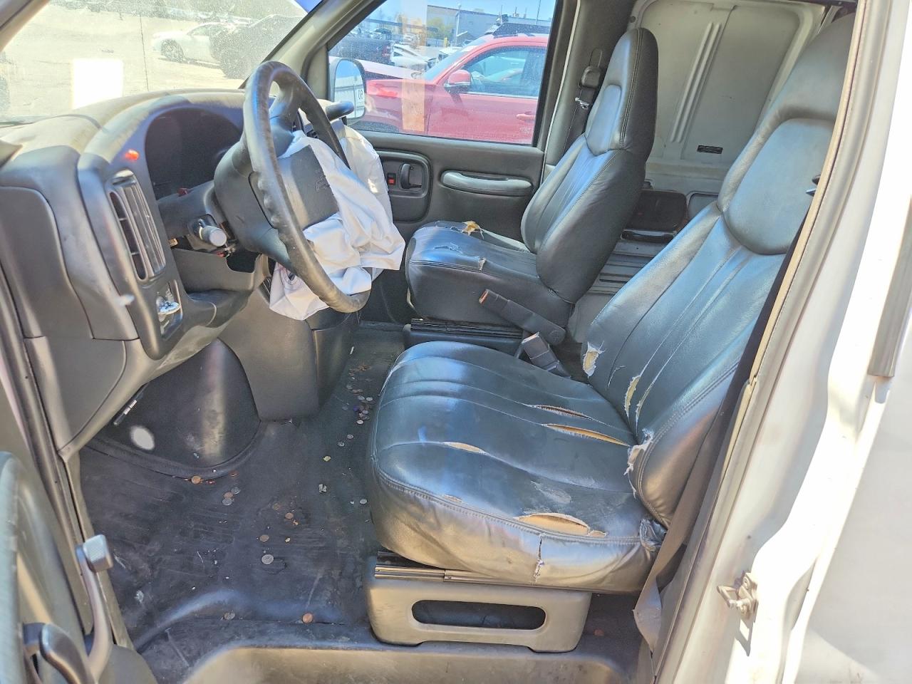 2002 Chevrolet Express G1500 White vin: 1GCFG15W021229221