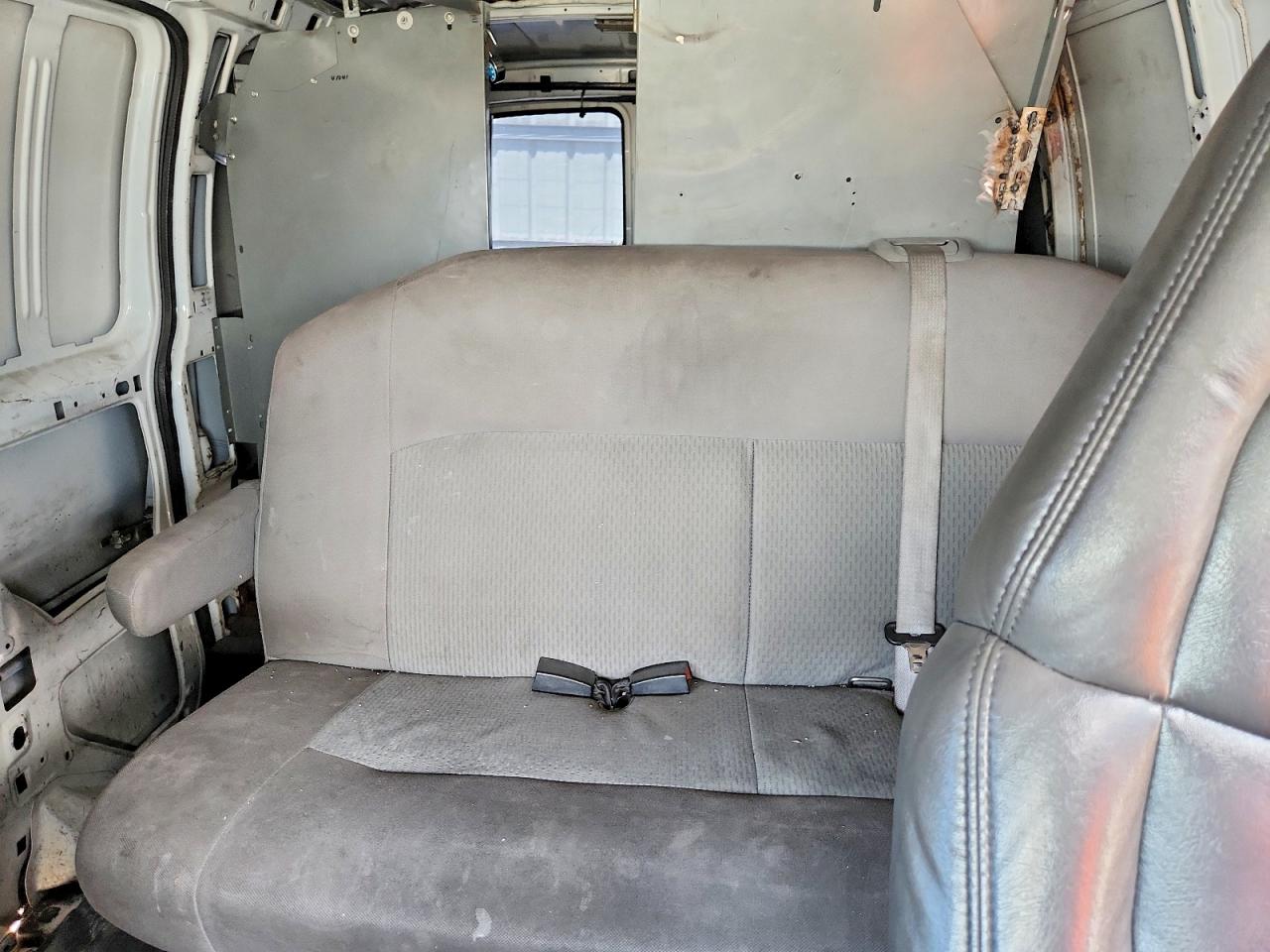 2002 Chevrolet Express G1500 White vin: 1GCFG15W021229221