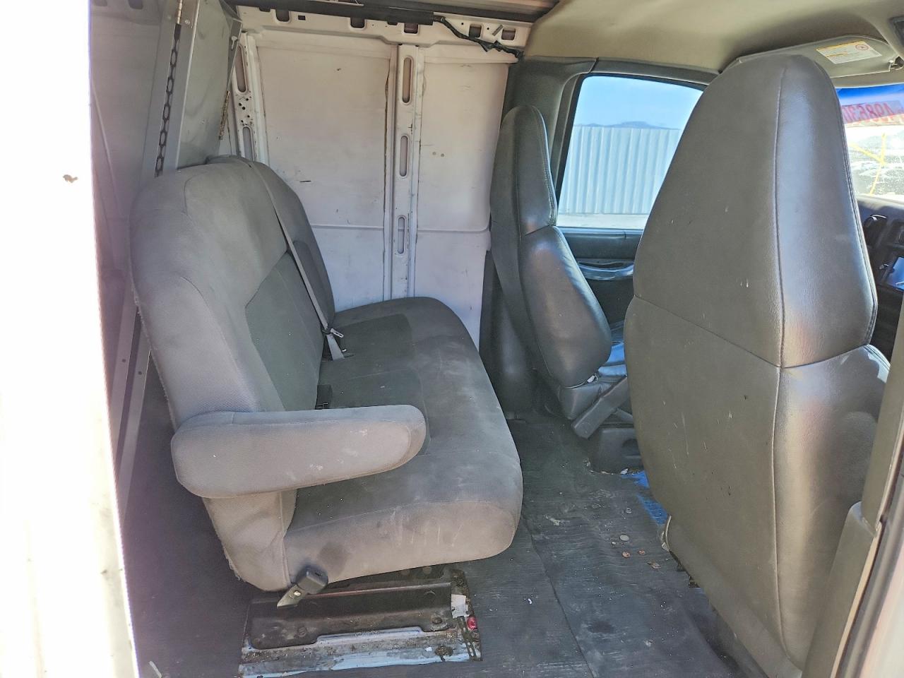 2002 Chevrolet Express G1500 White vin: 1GCFG15W021229221
