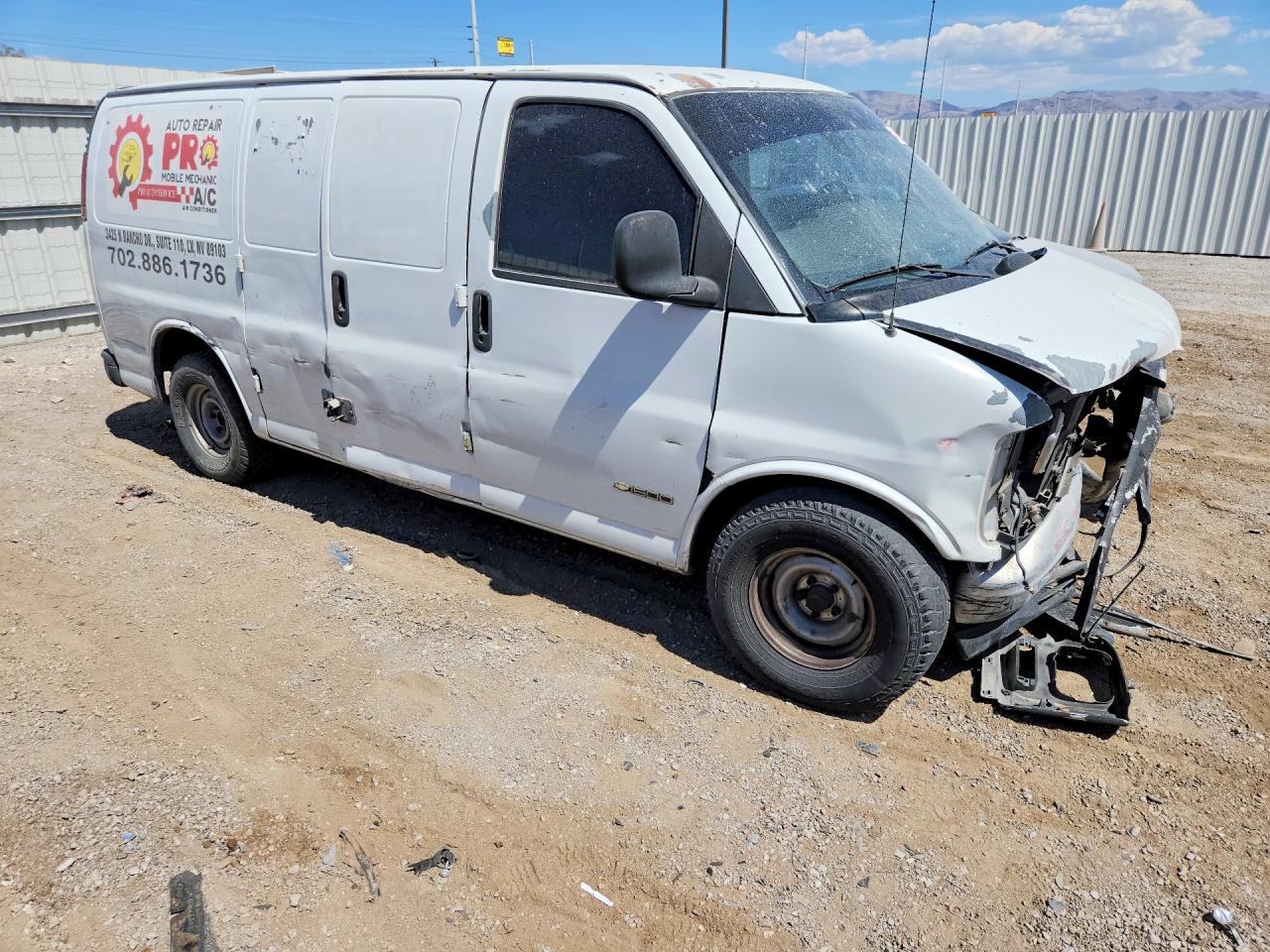 2002 Chevrolet Express G1500 White vin: 1GCFG15W021229221