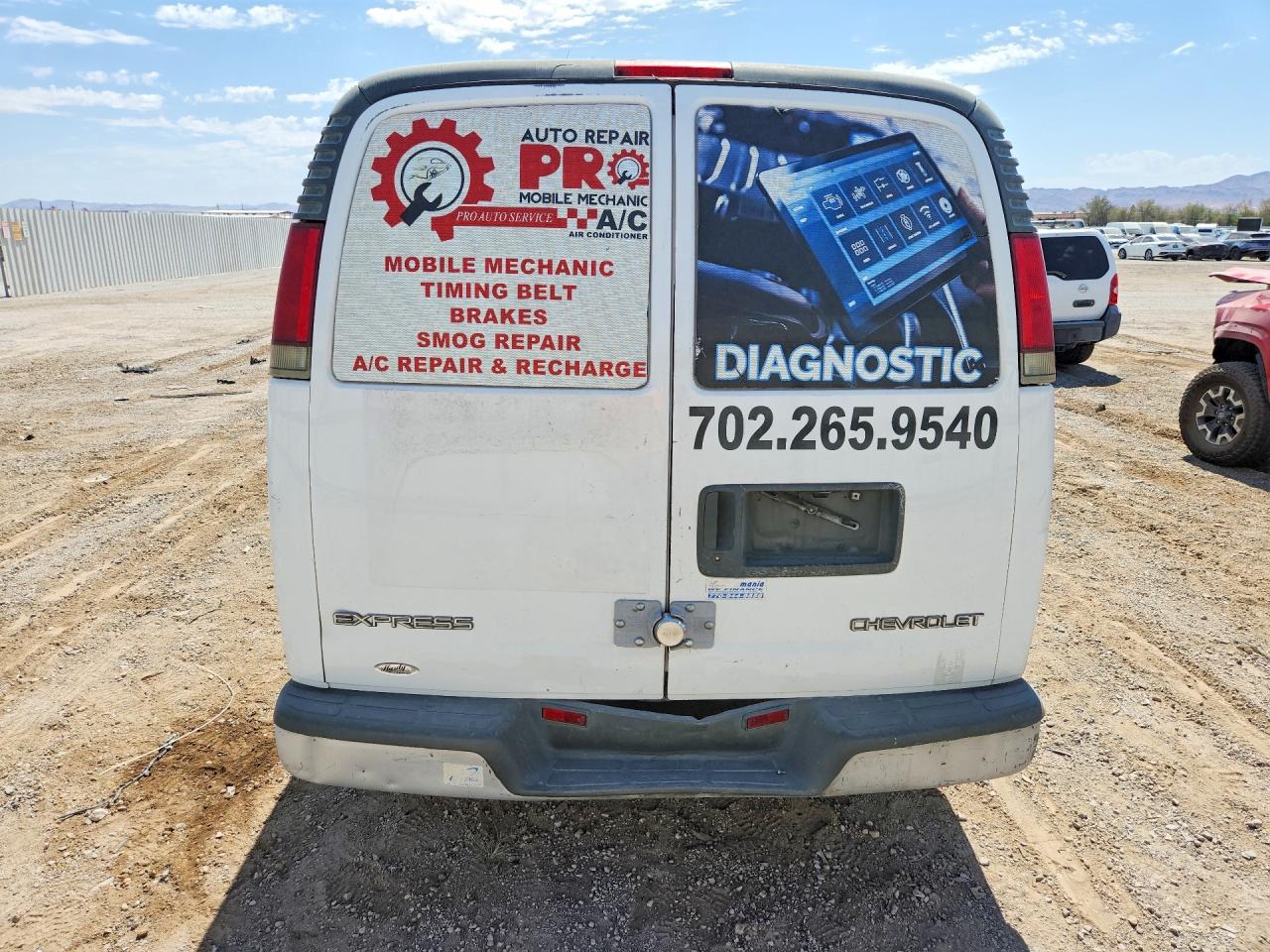 2002 Chevrolet Express G1500 White vin: 1GCFG15W021229221