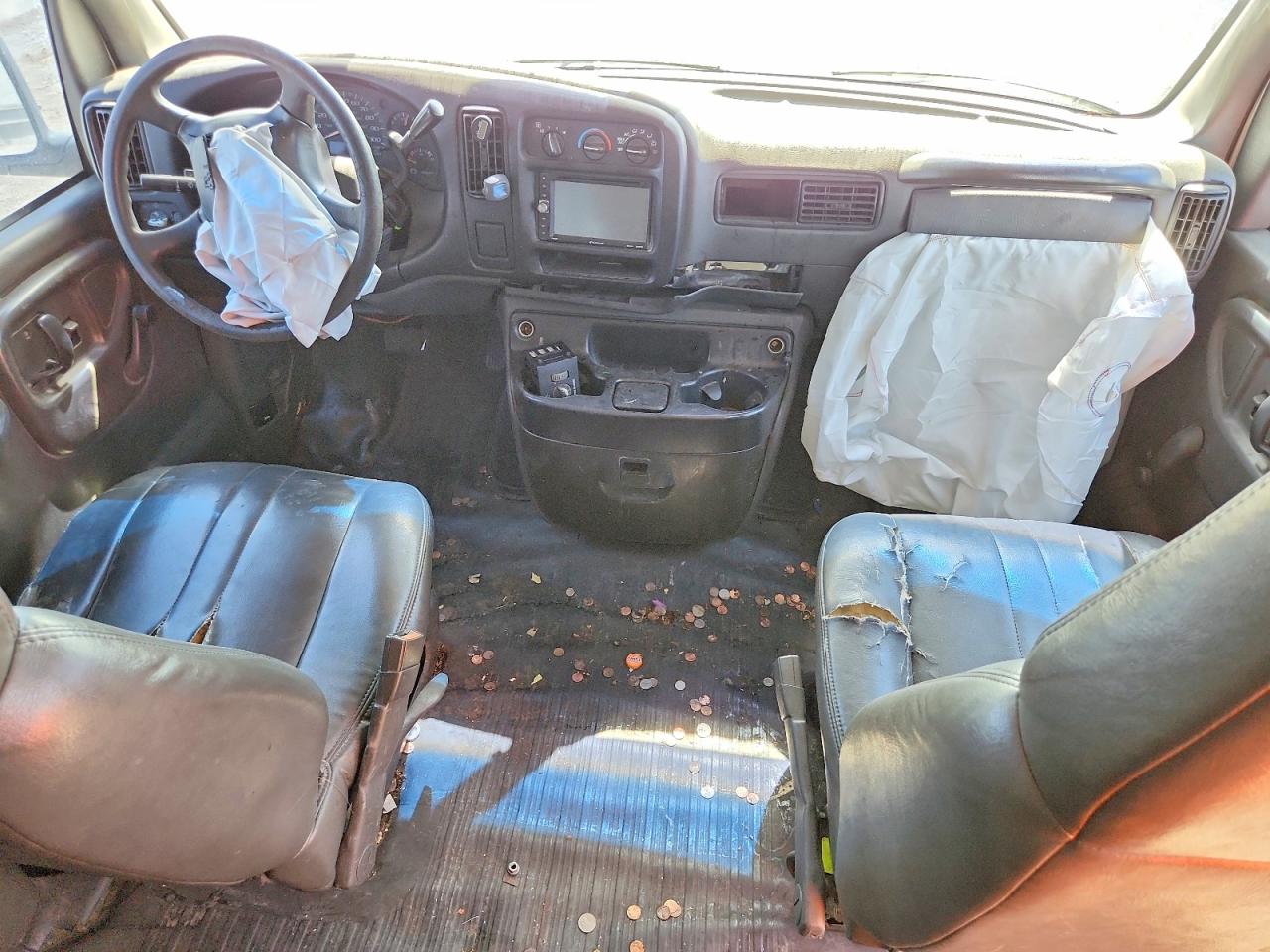 2002 Chevrolet Express G1500 White vin: 1GCFG15W021229221