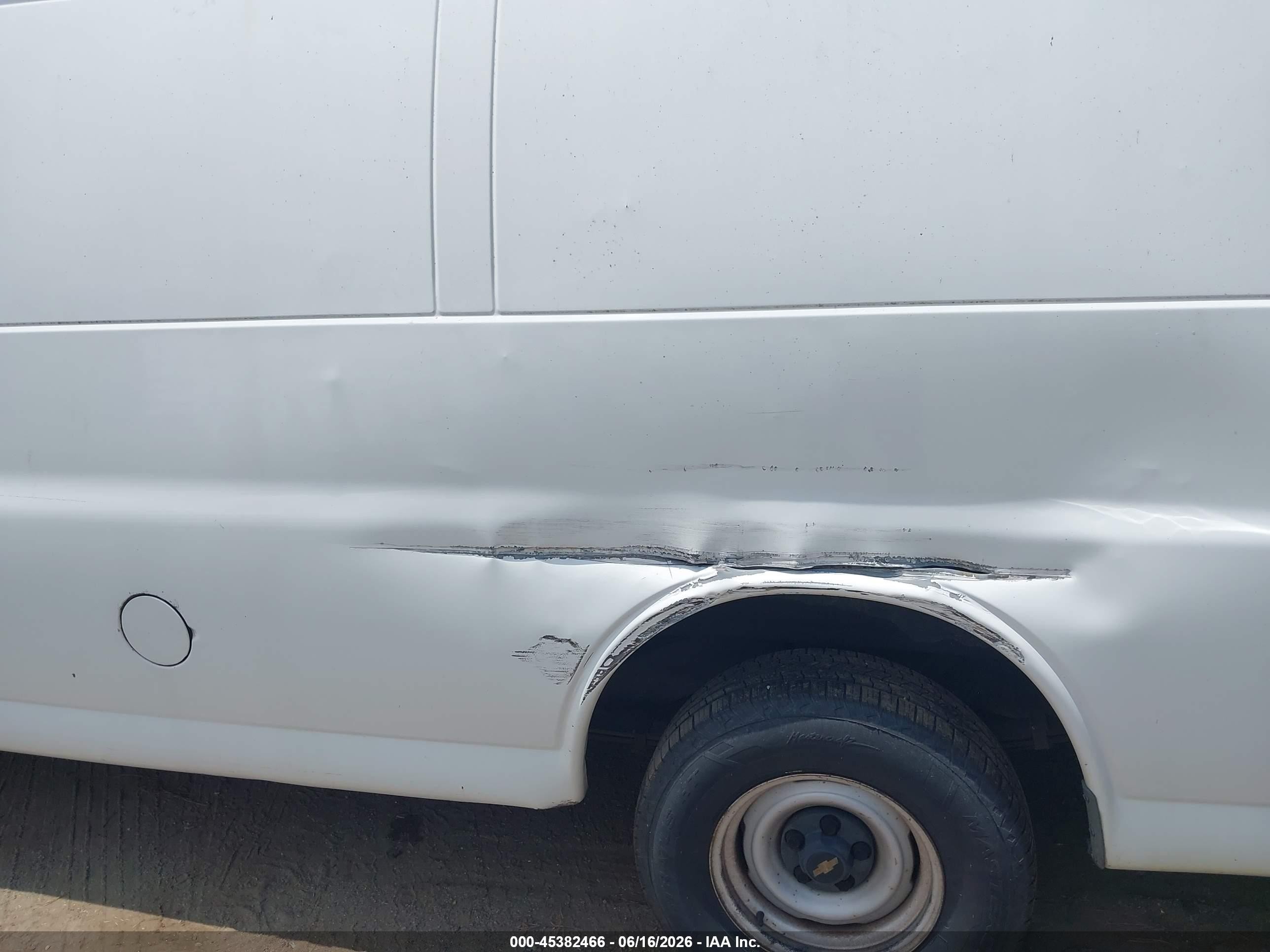 2001 Chevrolet Express   White vin: 1GCFG15W211122170