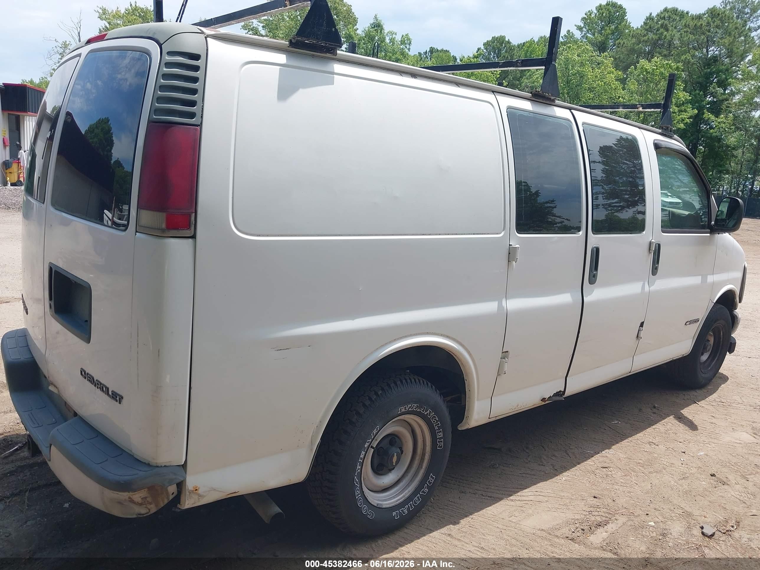 2001 Chevrolet Express   White vin: 1GCFG15W211122170
