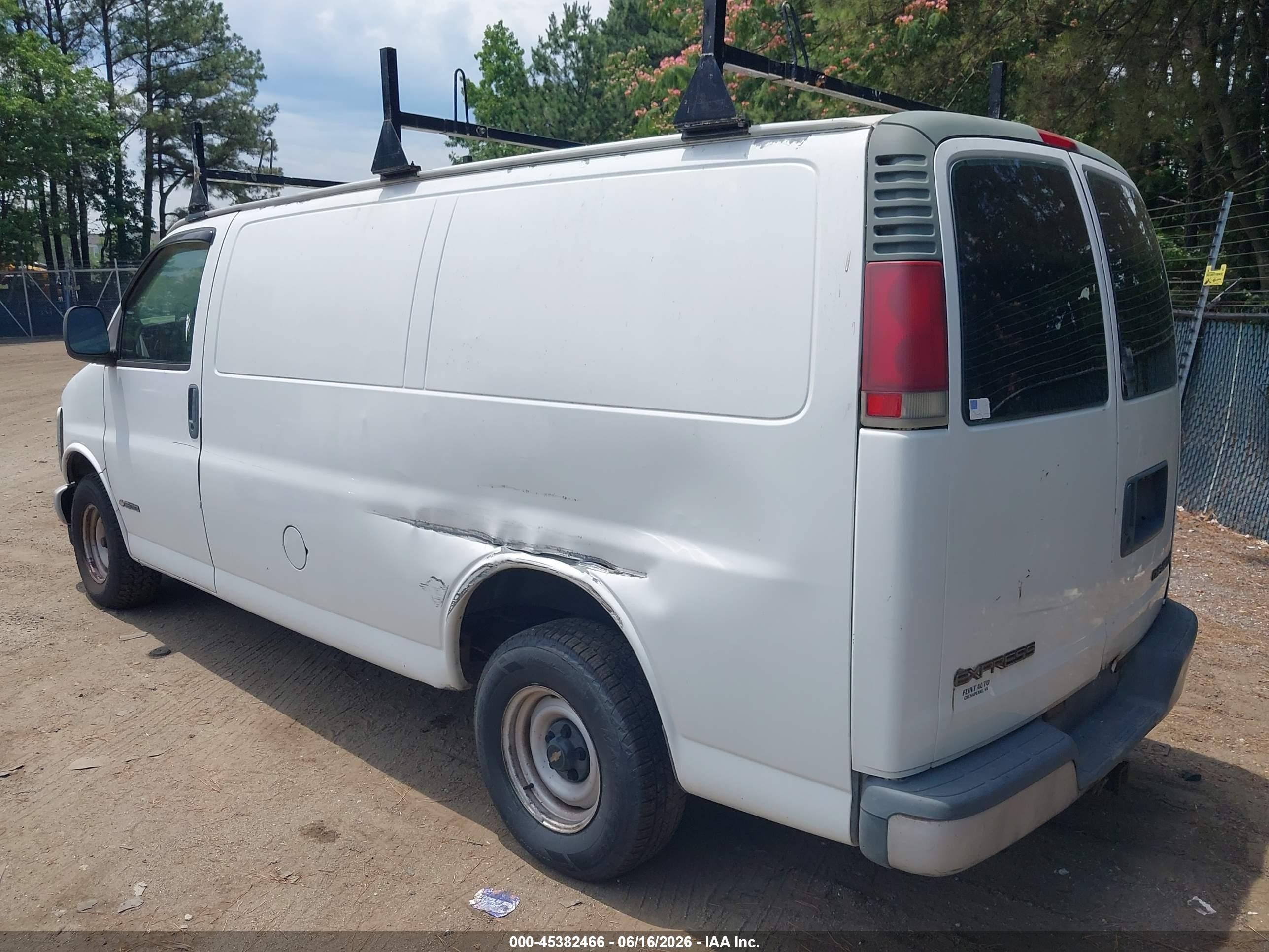 2001 Chevrolet Express   White vin: 1GCFG15W211122170
