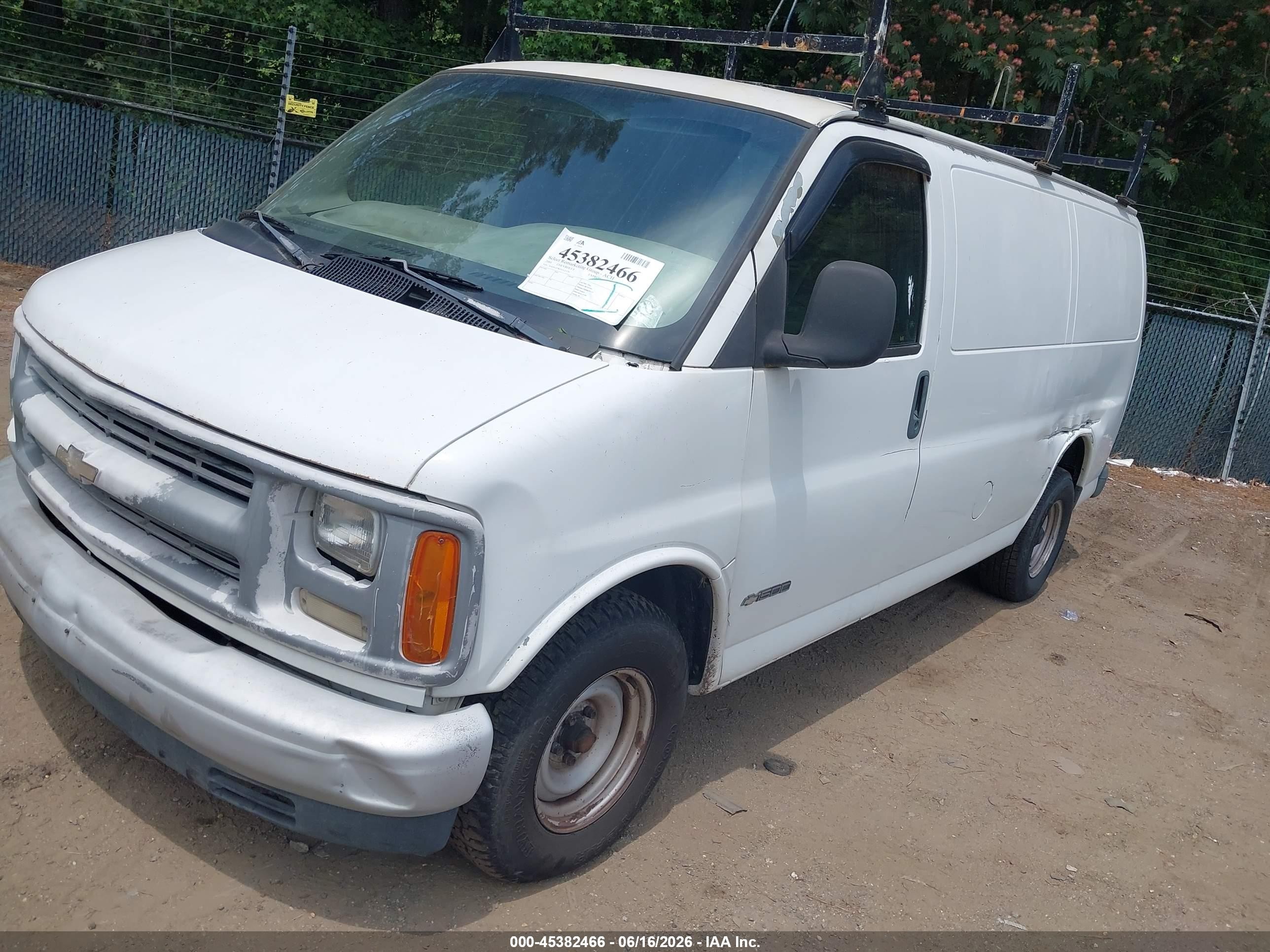2001 Chevrolet Express   White vin: 1GCFG15W211122170