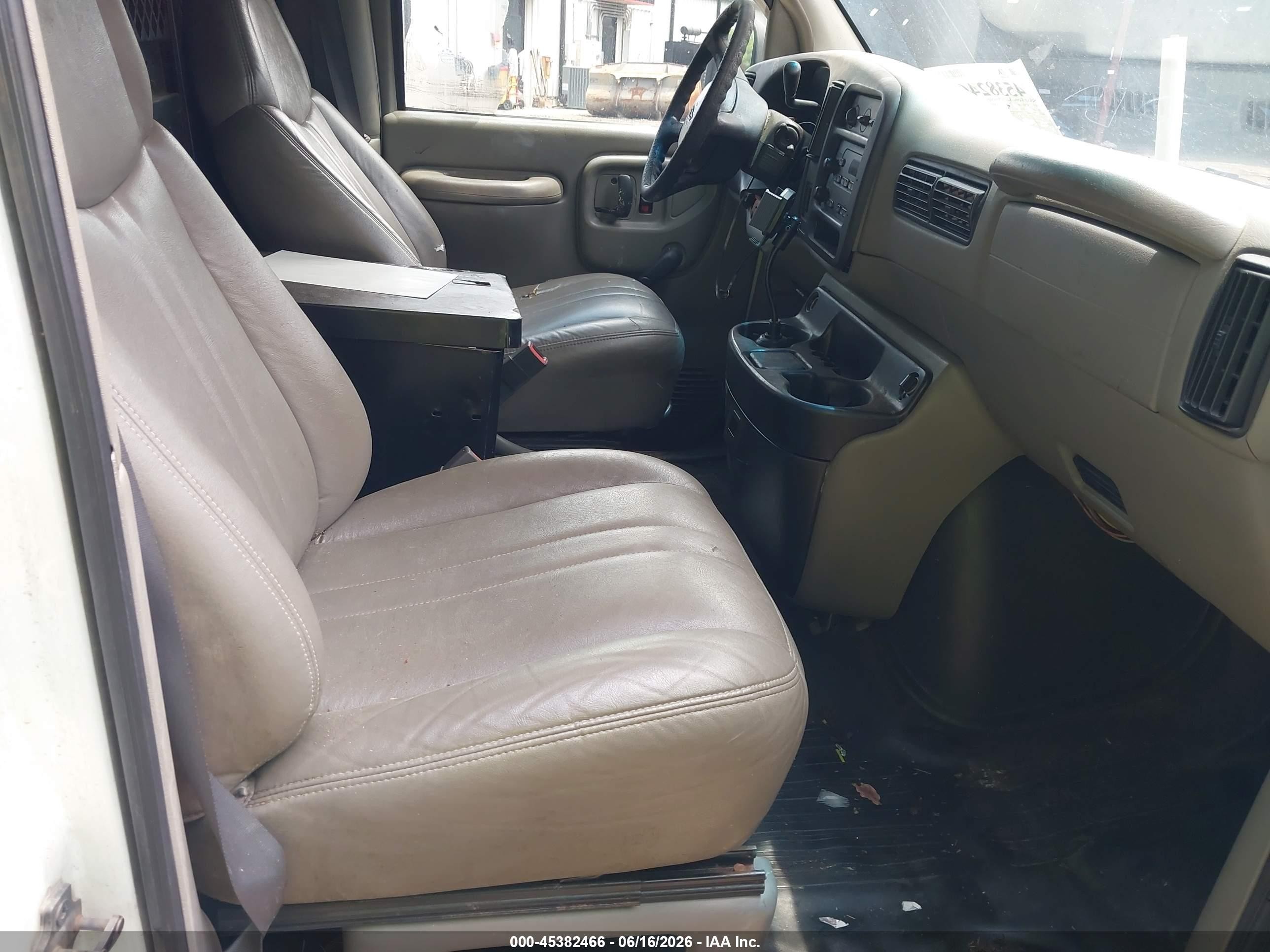 2001 Chevrolet Express   White vin: 1GCFG15W211122170