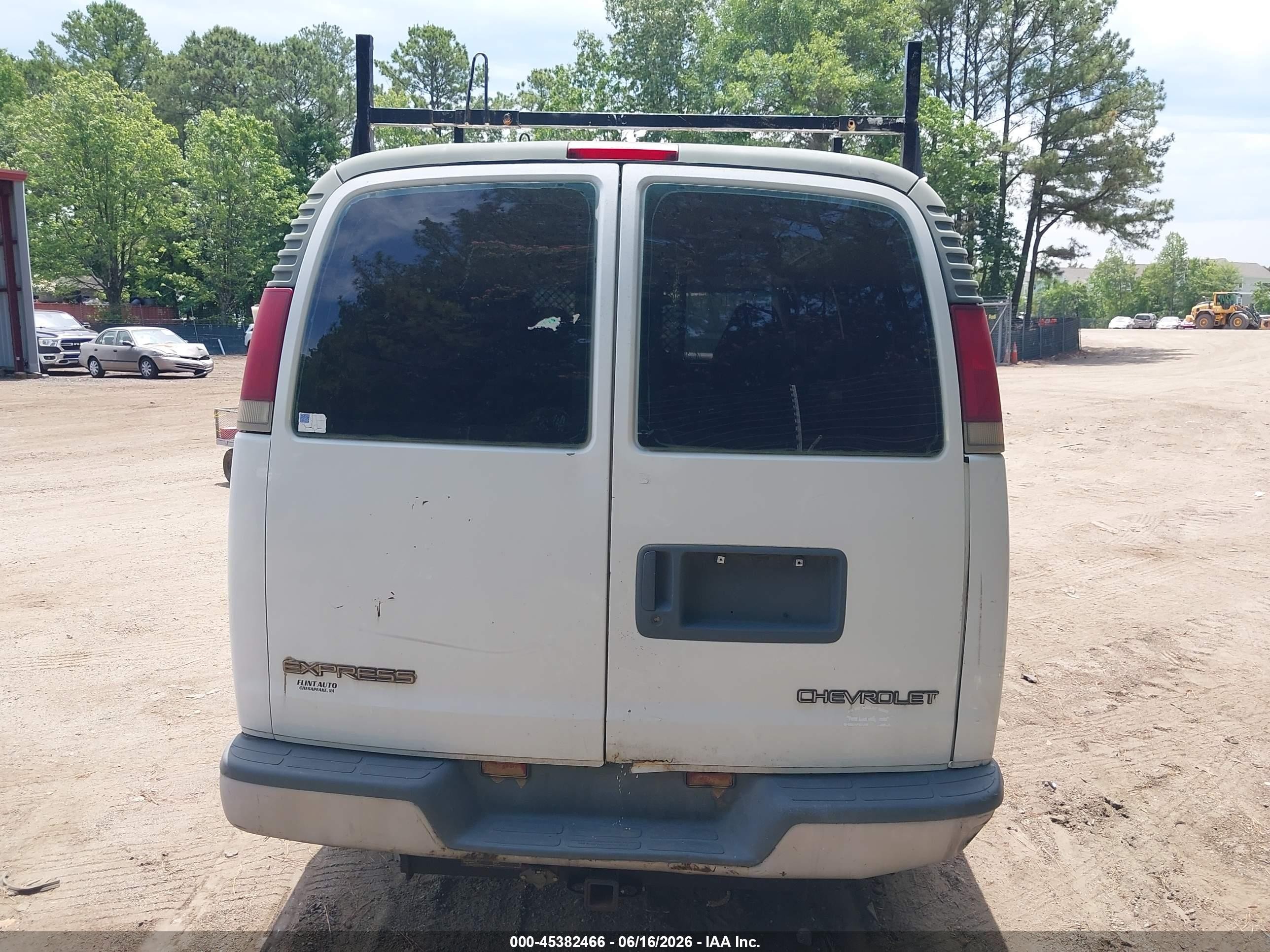 2001 Chevrolet Express   White vin: 1GCFG15W211122170