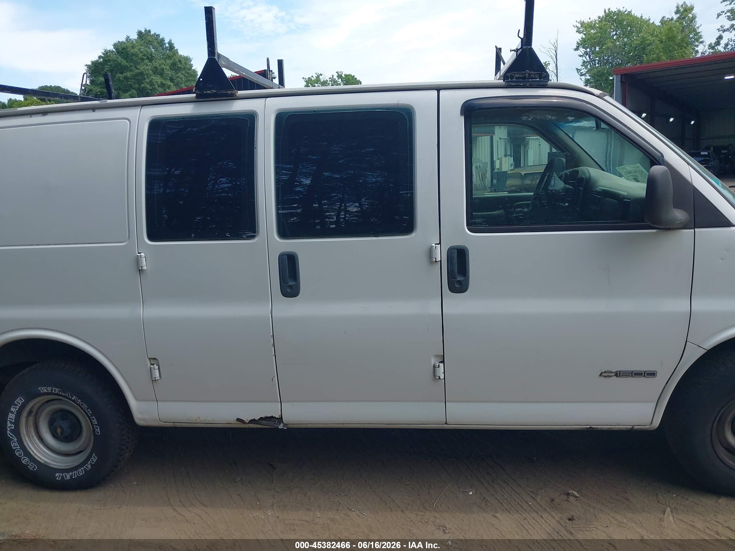 2001 Chevrolet Express   White vin: 1GCFG15W211122170