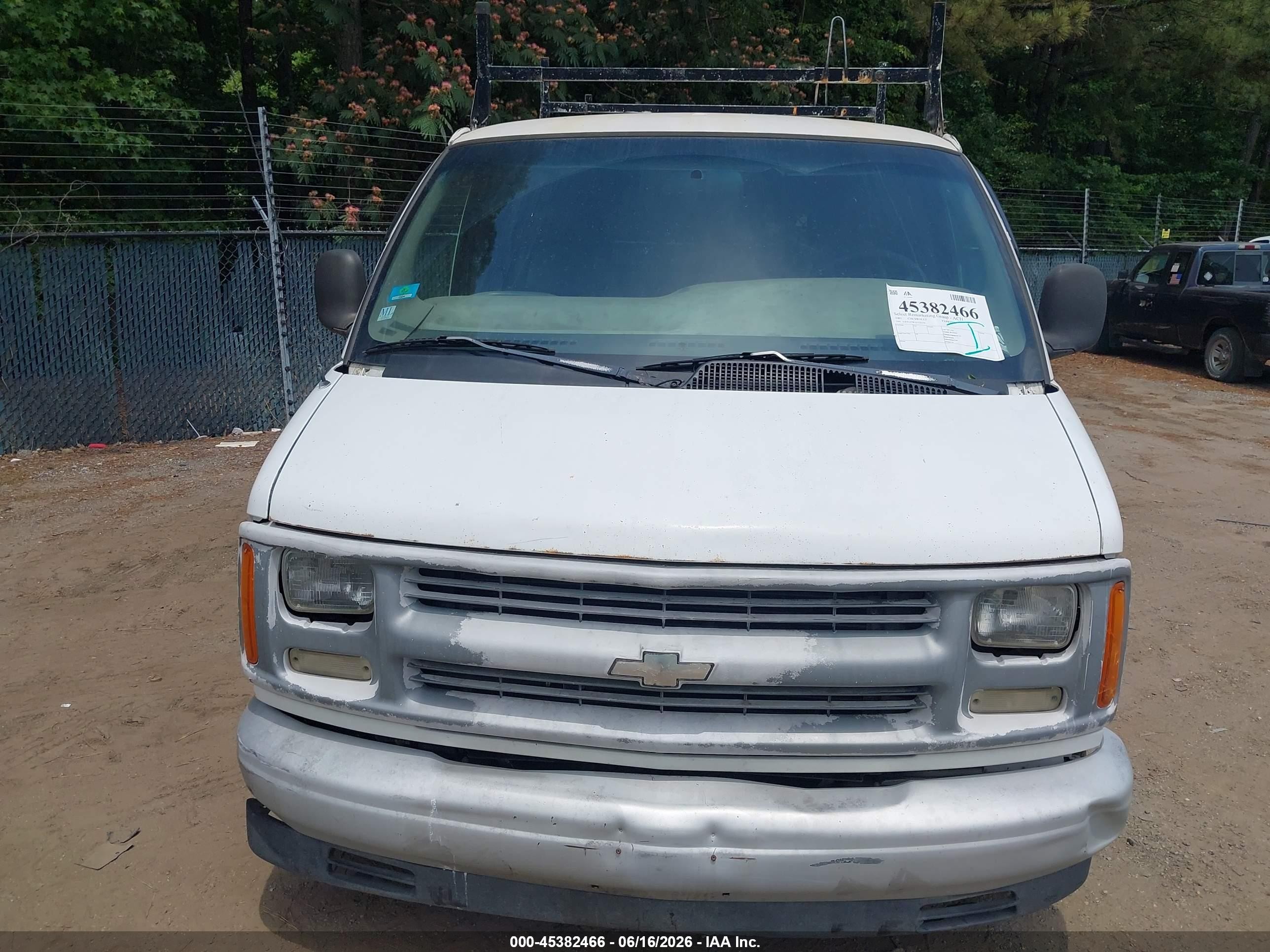 2001 Chevrolet Express   White vin: 1GCFG15W211122170