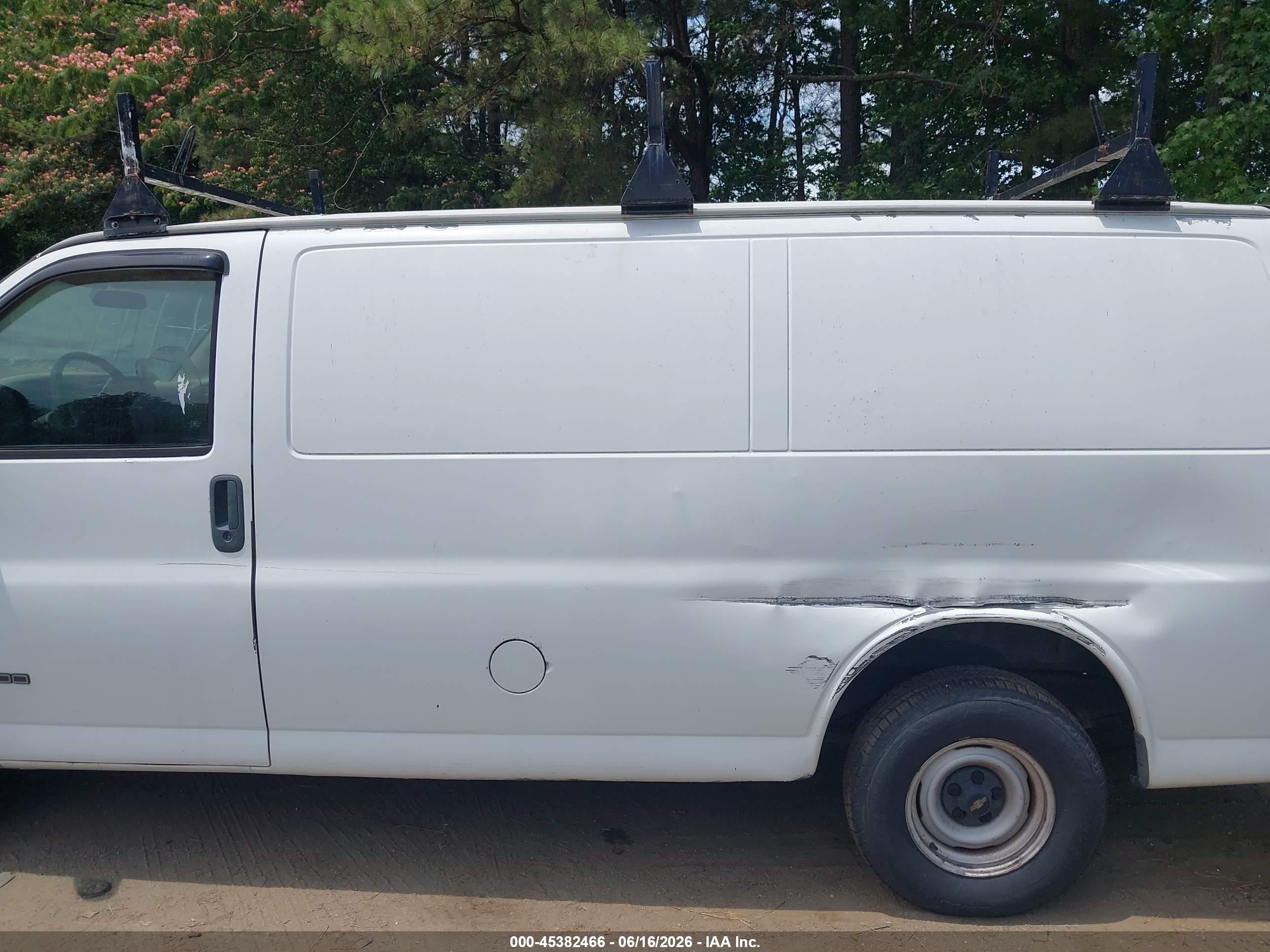 2001 Chevrolet Express   White vin: 1GCFG15W211122170