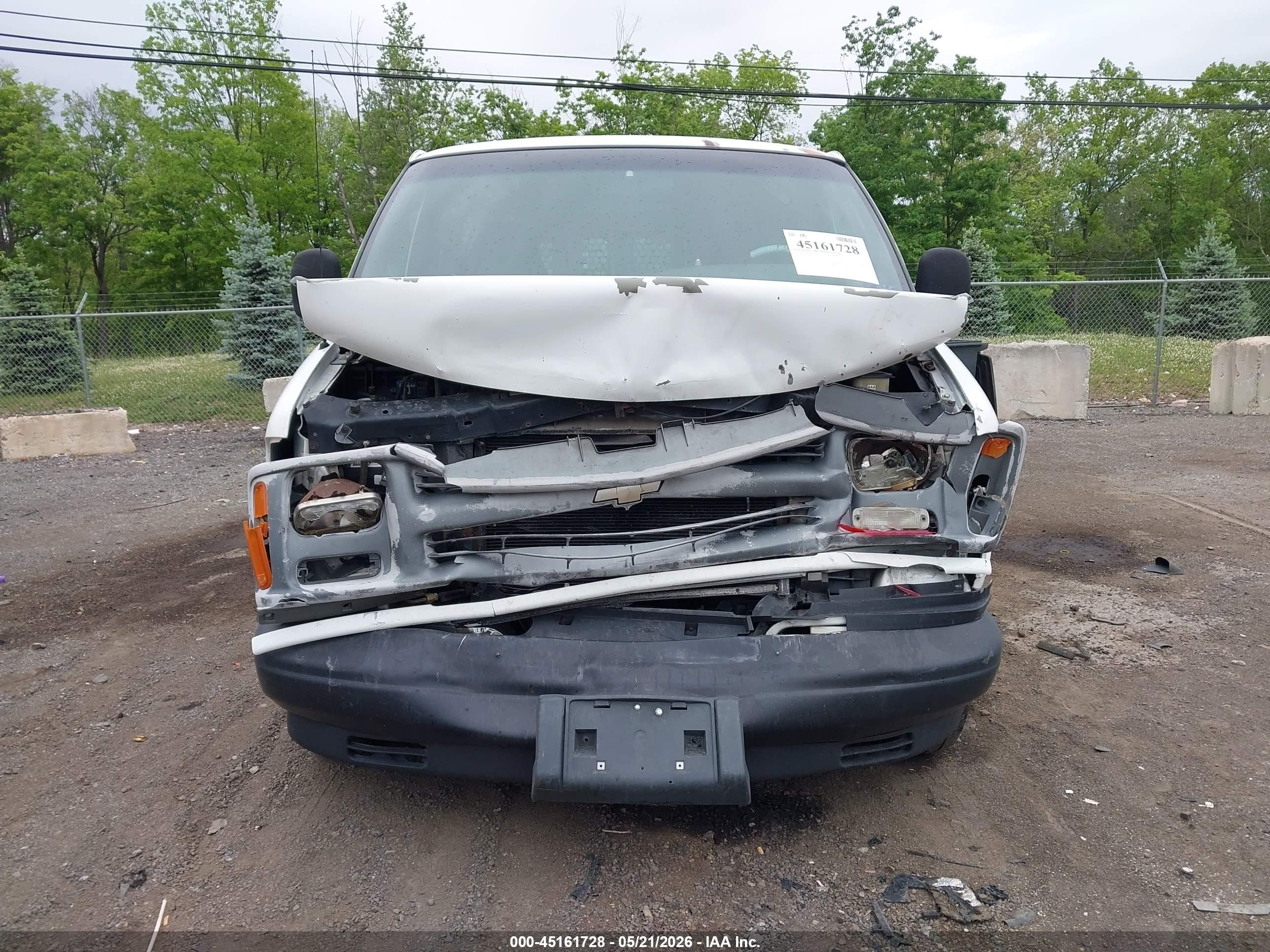 2002 Chevrolet Express   White vin: 1GCFG15W421245759