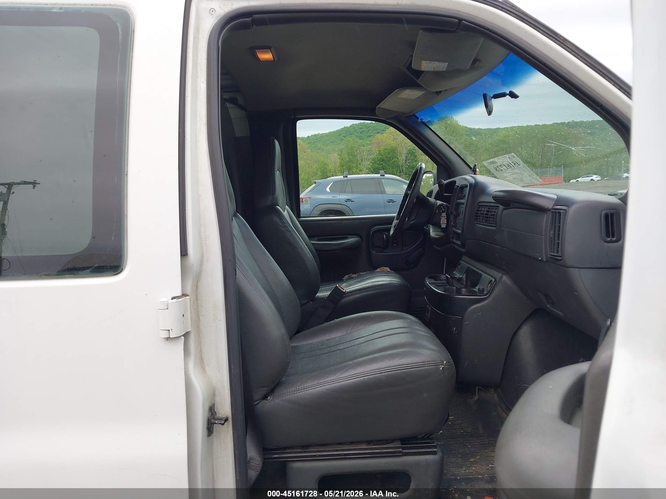 2002 Chevrolet Express   White vin: 1GCFG15W421245759