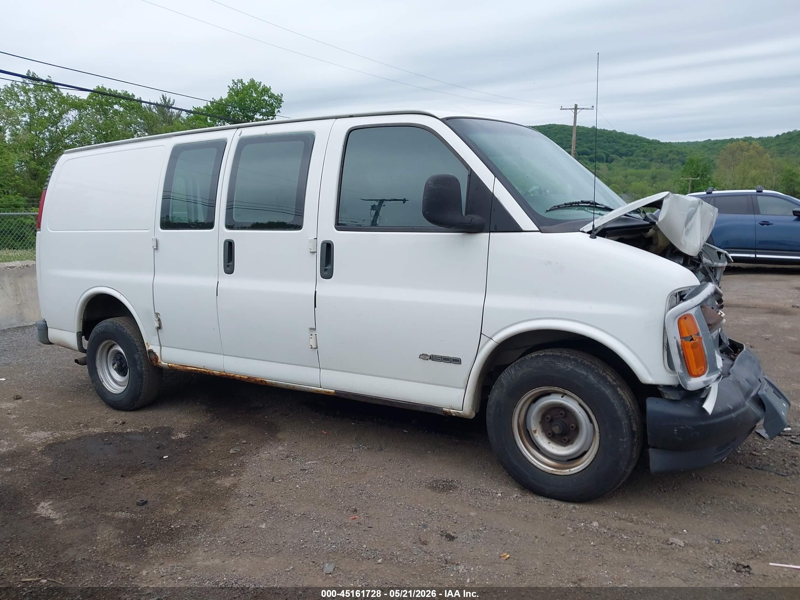 2002 Chevrolet Express   White vin: 1GCFG15W421245759