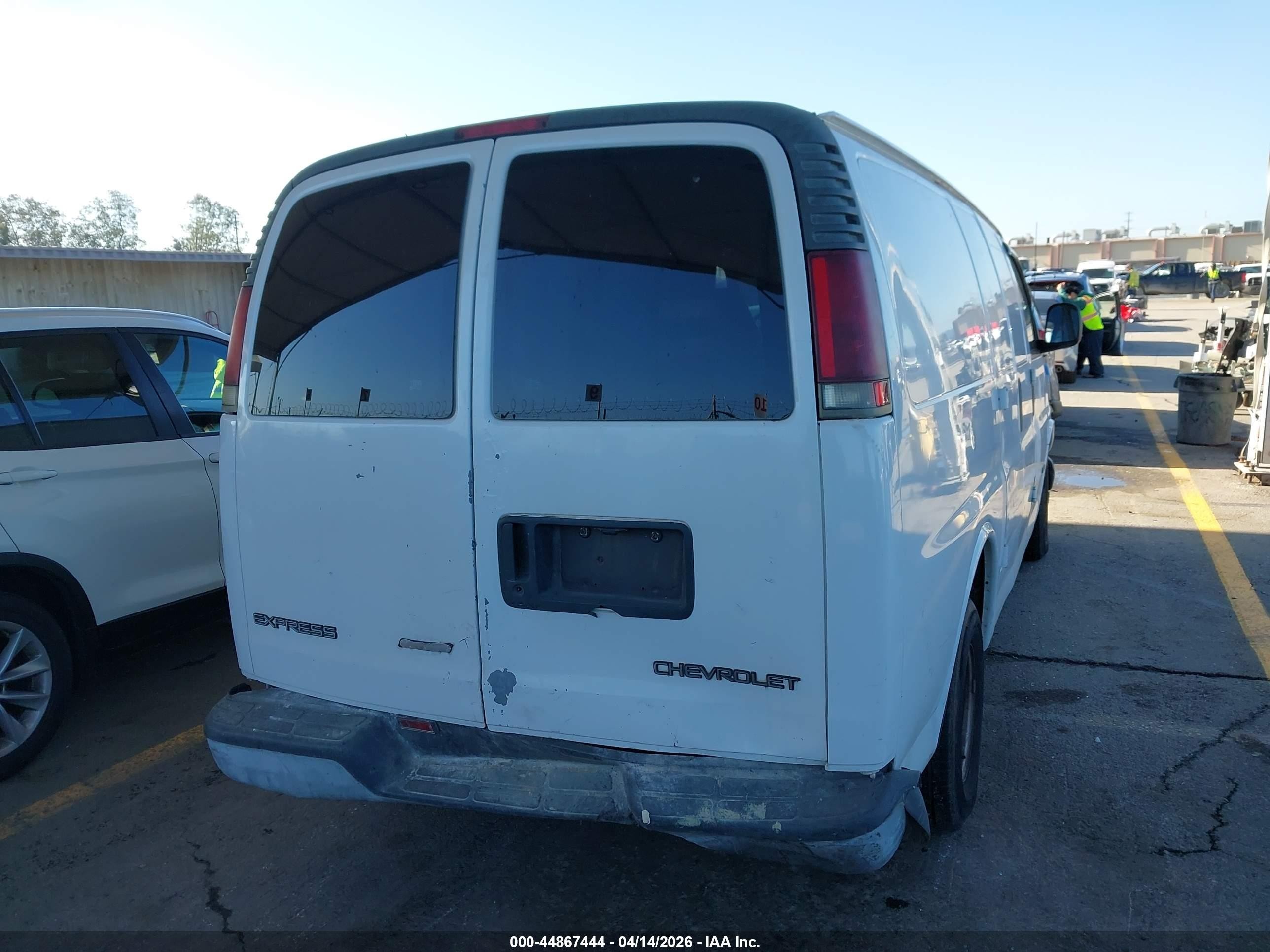 2002 Chevrolet Express White vin: 1GCFG15W821195464