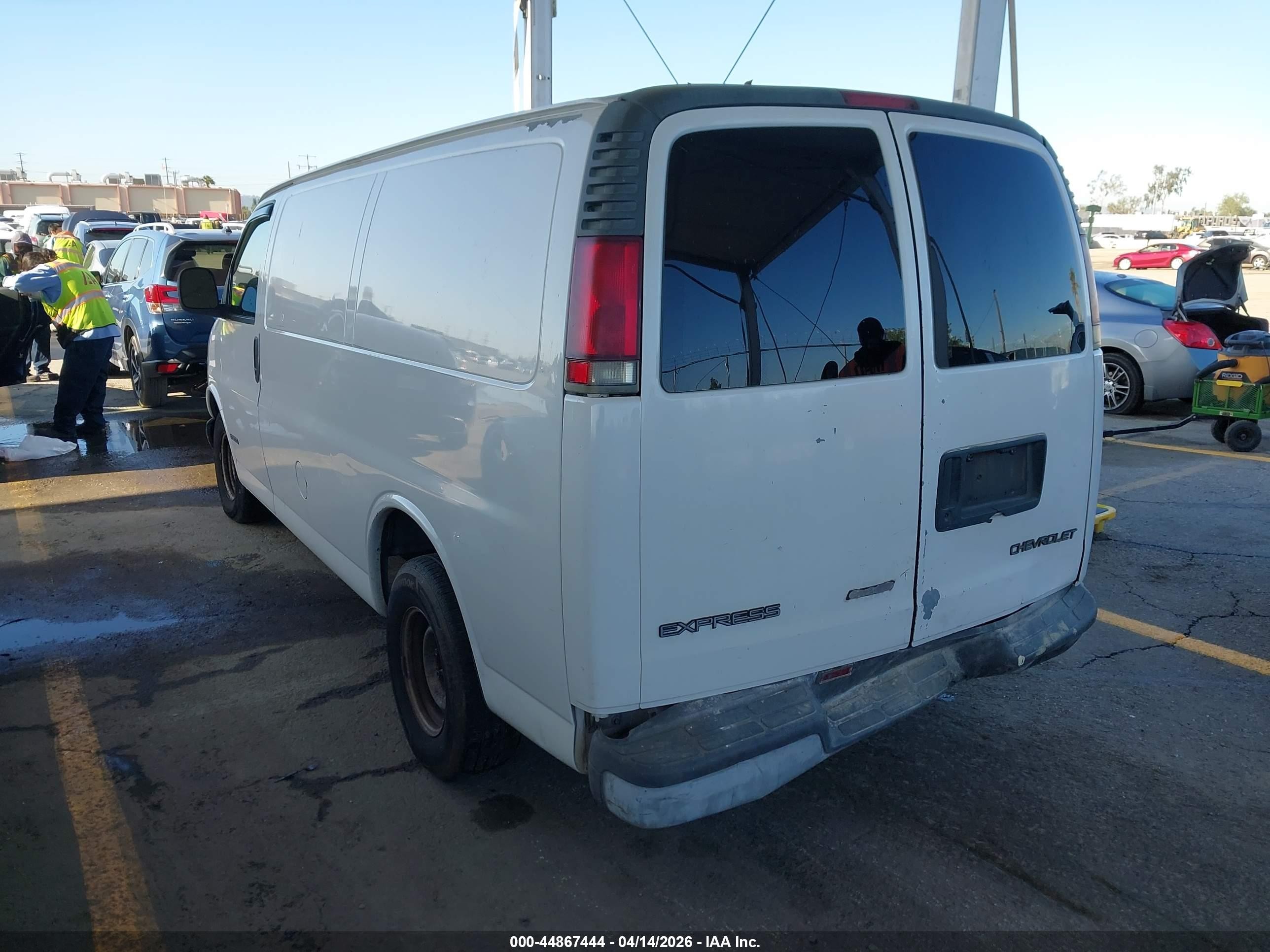 2002 Chevrolet Express White vin: 1GCFG15W821195464