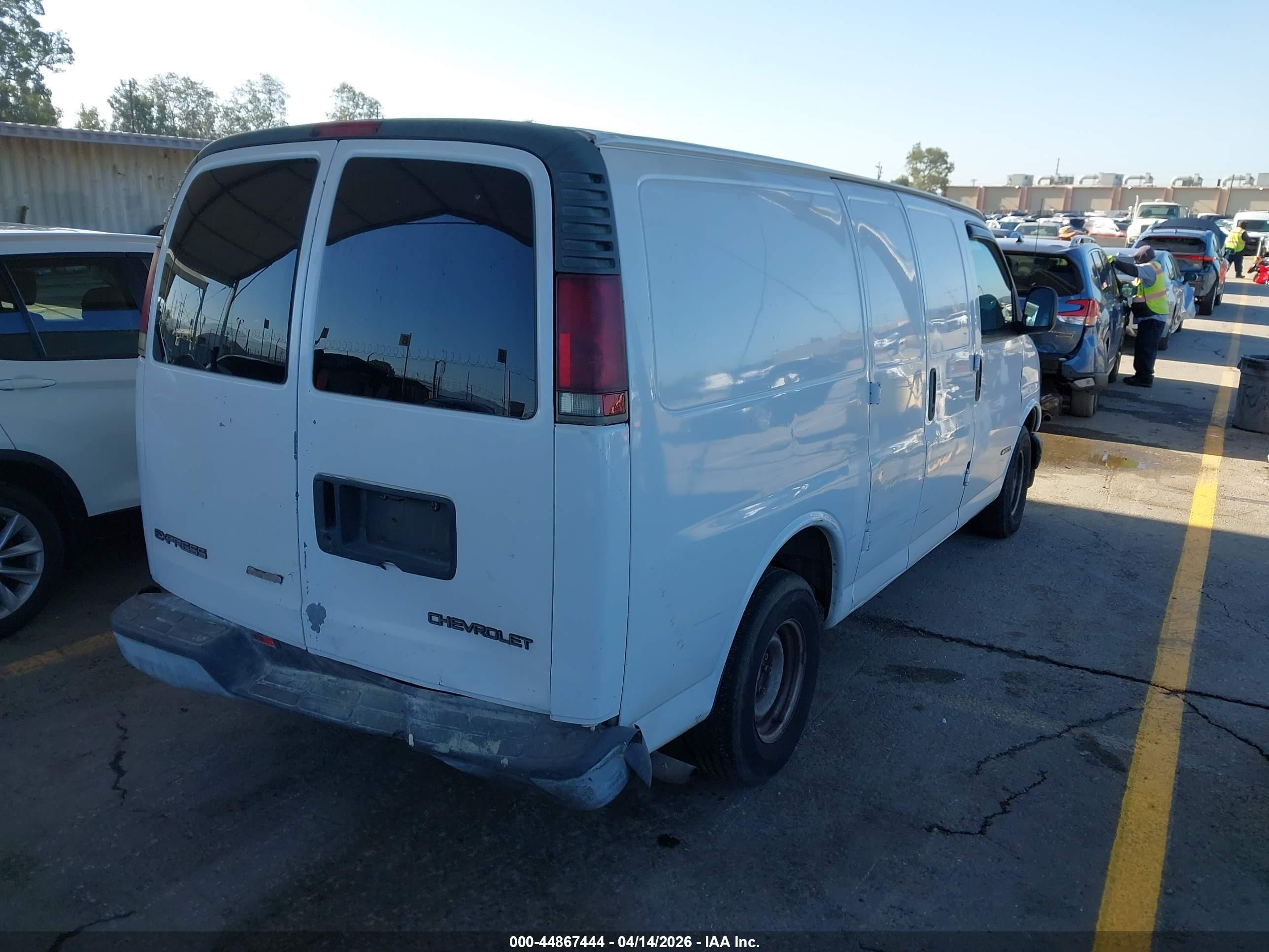 2002 Chevrolet Express White vin: 1GCFG15W821195464